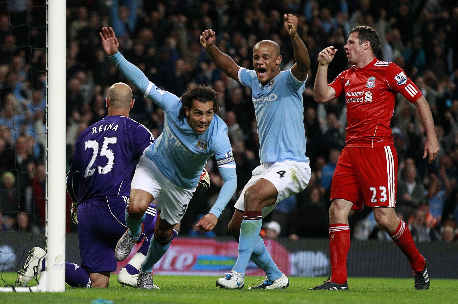 Tévez celebra el gol ante el Liverpool.