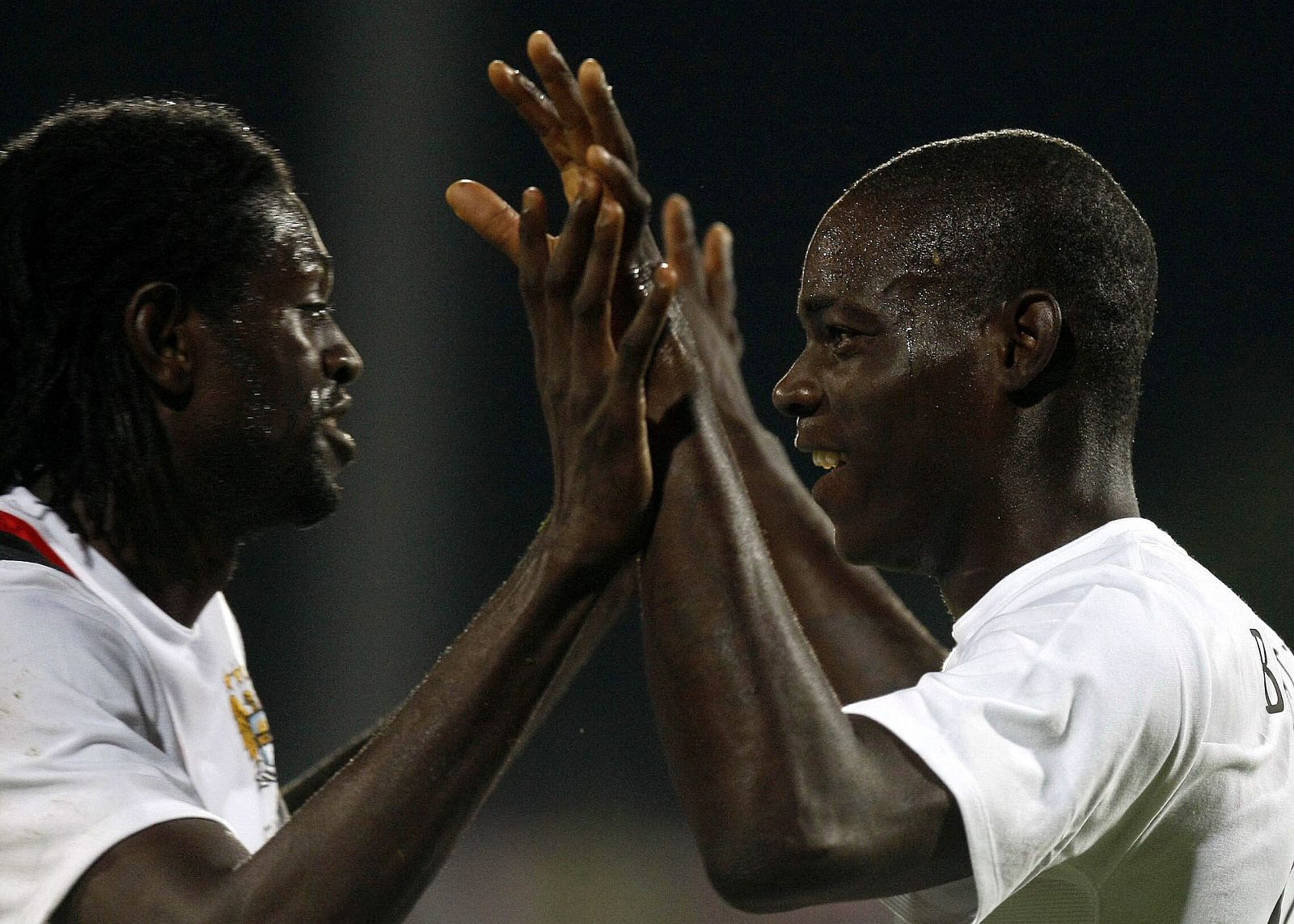 Adebayor, a la izquierda, celebra un gol con su compañero en el Manchester City, Balotelli