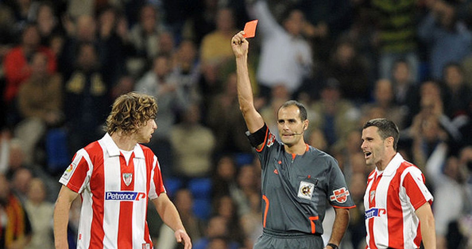 Álvarez Izquierdo muestra tarjeta roja al central del Athletic, Fernado Amorebieta, en un partido de liga que enfrentó a su equipo con el Real Madrid en el Santiago Bernabéu.