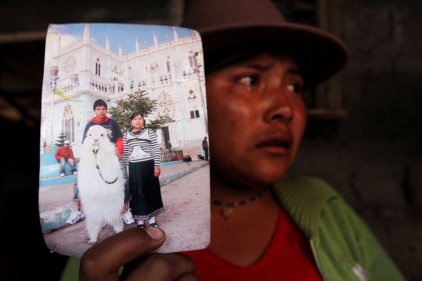 Angelita Lala muestra una fotografía en la cual posa con su esposo Luis Freddy Lala Pomavilla, el ecuatoriano de 18 años que se salvó de la matanza de inmigrantes en México.