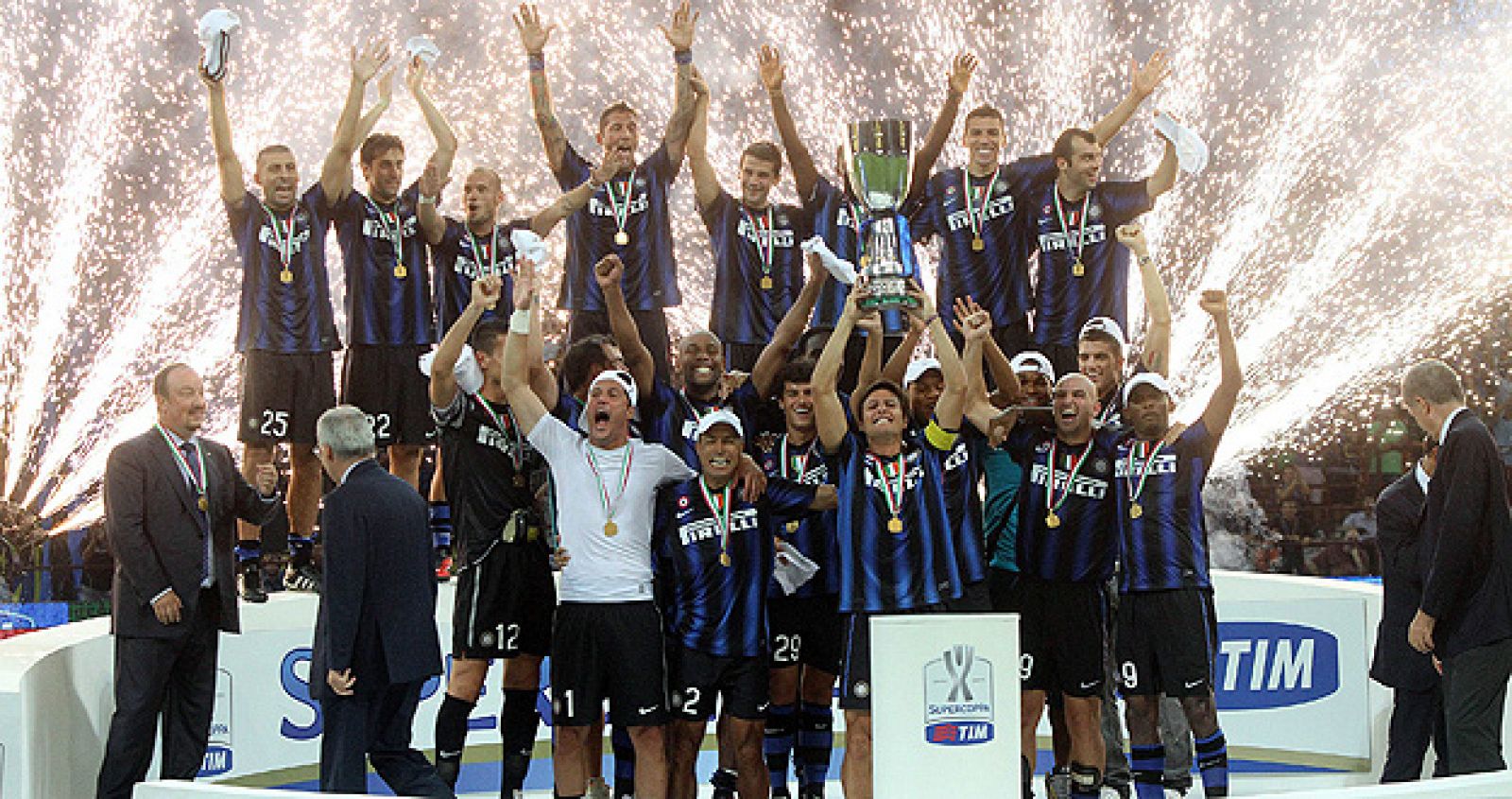 El capitán argentino del Inter, Javier Zanetti levanta, levanta el trofeo de la Supercopa italiana tras la victoria del equipo ante la Roma en el estadio Giuseppe Meazza de San Siro, en Milán.