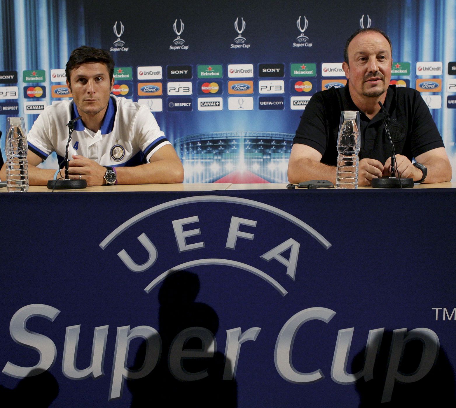 El entrenador del Inter de Milán, el español Rafa Benítez, junto al jugador interista Zanetti en rueda de prensa.