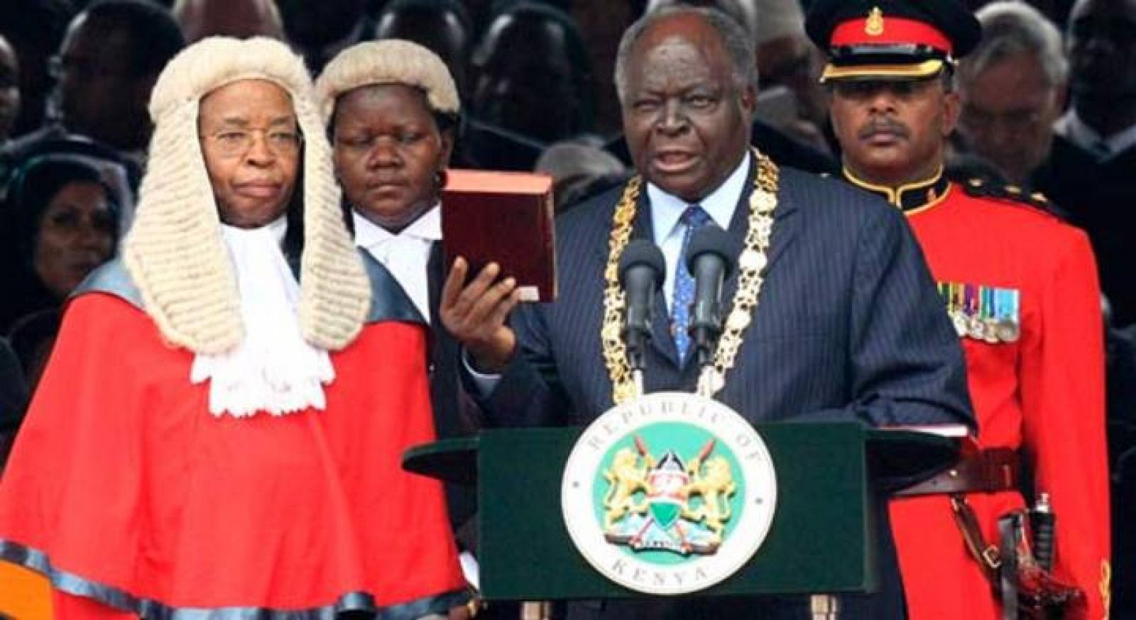 Mwai Kibaki, el presidente keniano, sostienen el nuevo texto durante la ceremonia