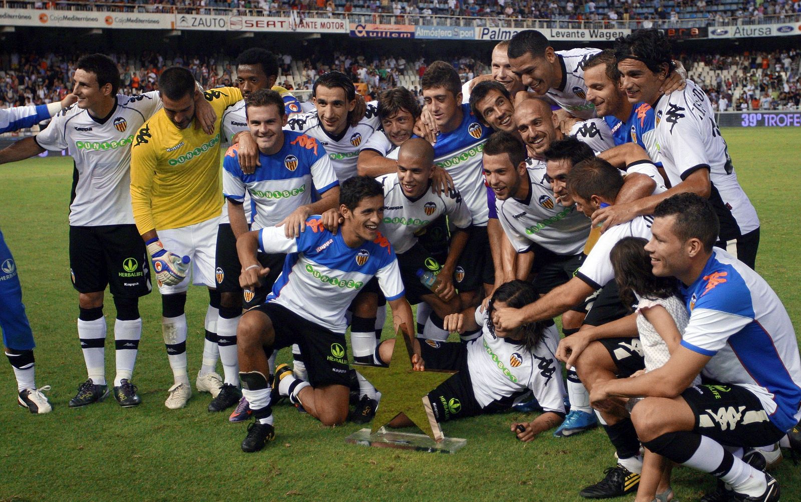 Los jugadores del Valencia CF posan junto al Trofeo Naranja, último evento celebrado en Mestalla