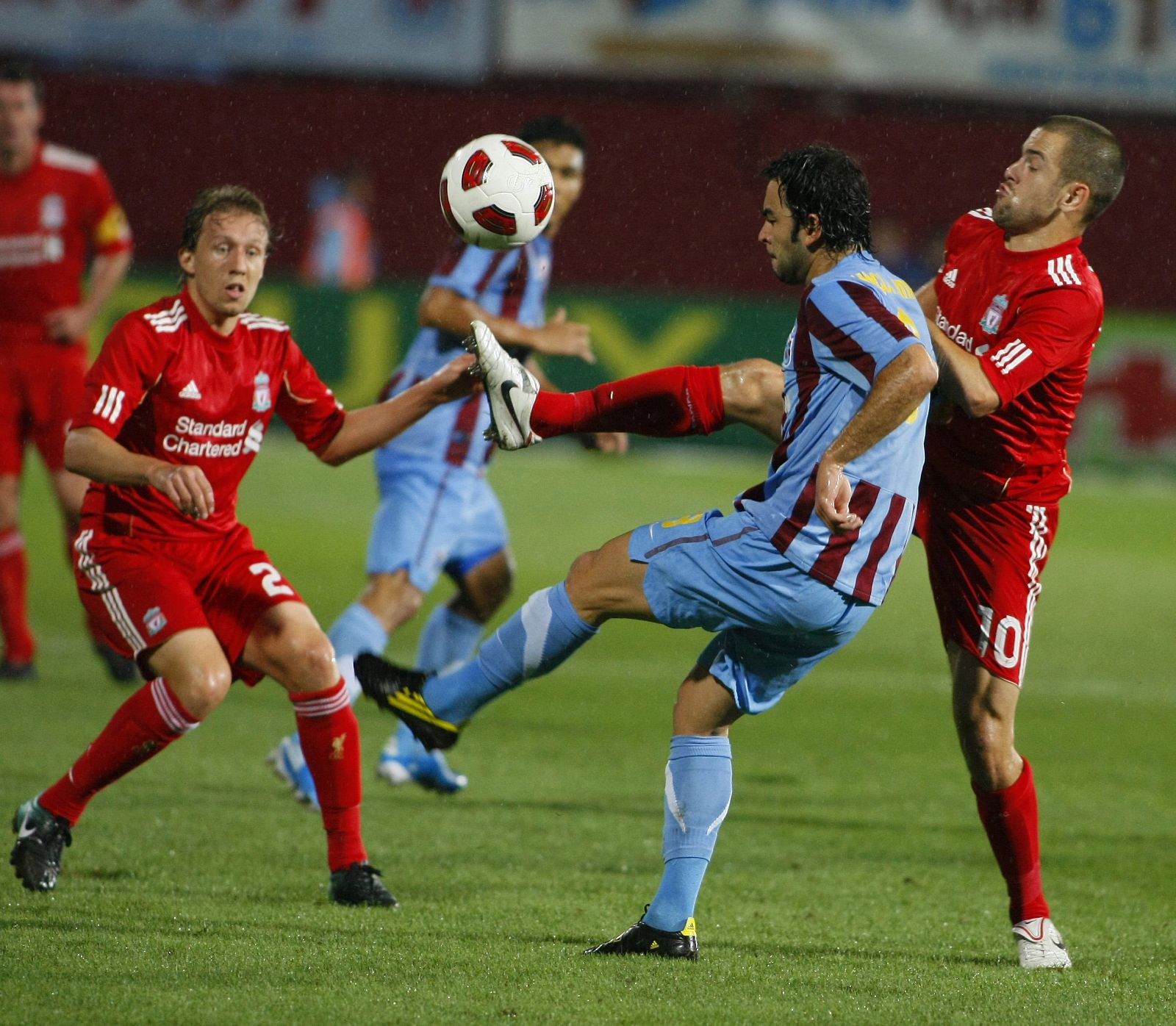 Cole (derecha) en un partido contra el Trabzonspor turco