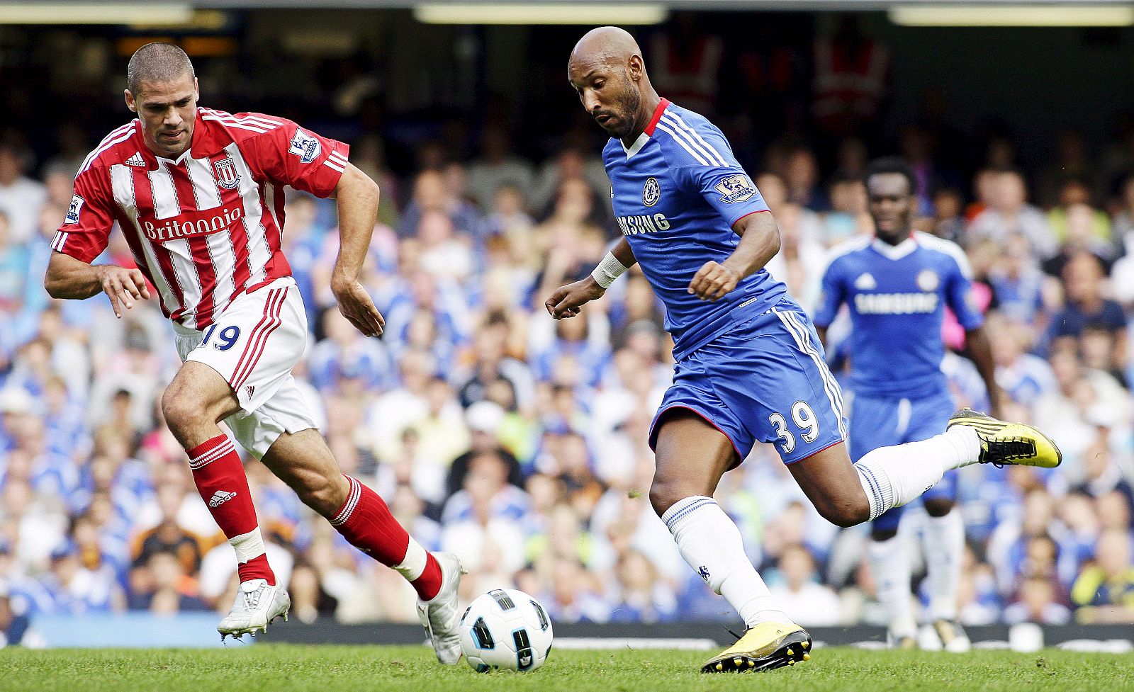 Anelka trata de superar a John Walters, del Stoke.