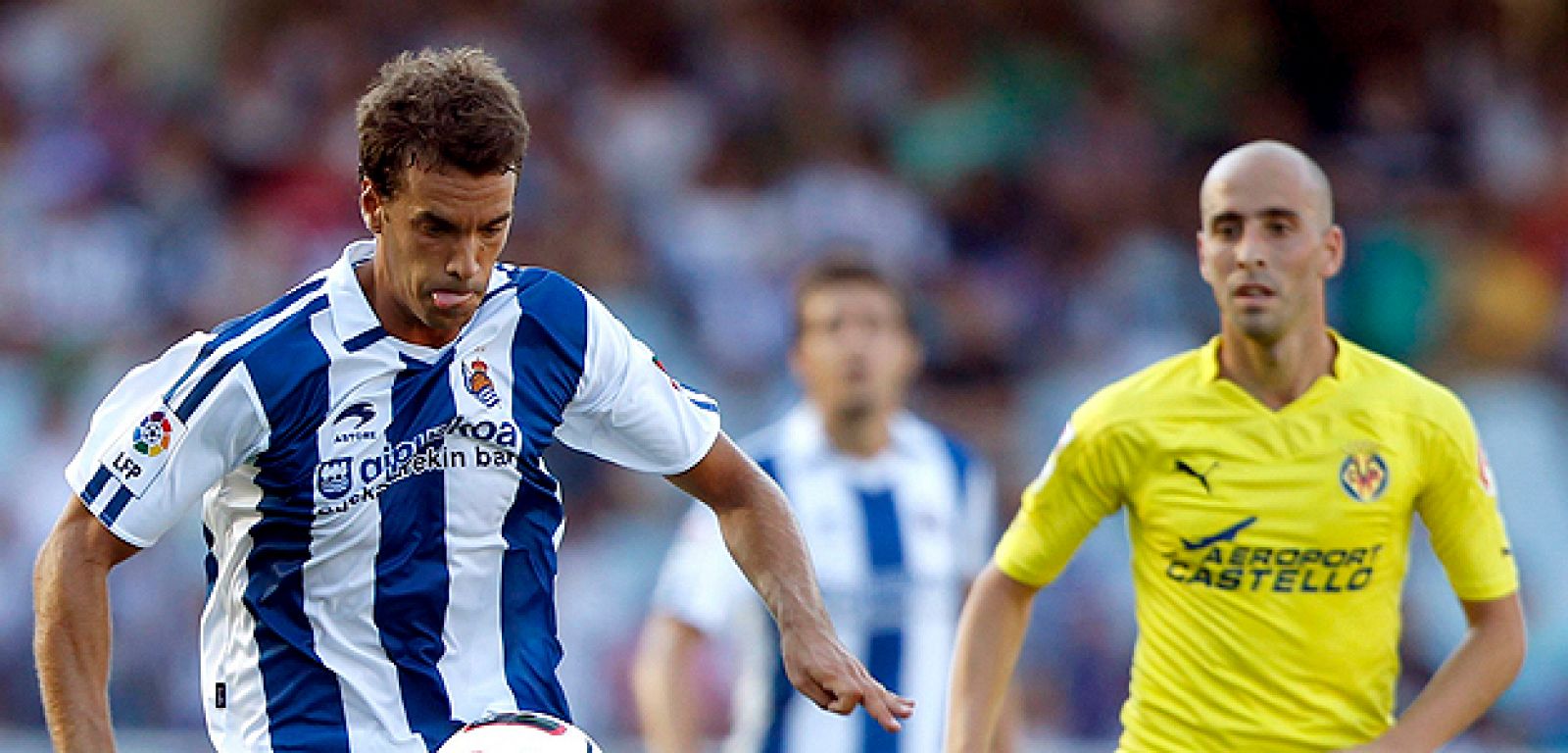 El centrocampista de la Real Sociedad Xabi Prieto controla el balón ante el centrocampista del Villarreal CF Borja Valero. La Real Sociedad venció por 1-0 al Villarreal CF.