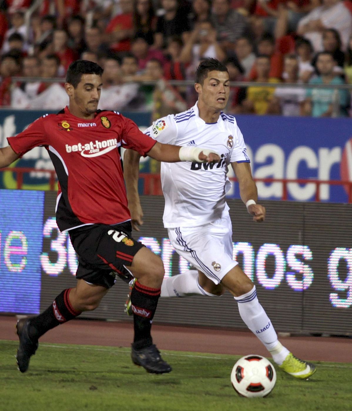 El defensa del RCD Mallorca, Pablo Cendrós, intenta robarle la pelota al delantero portugués del Real Madrid, Cristiano Ronaldo