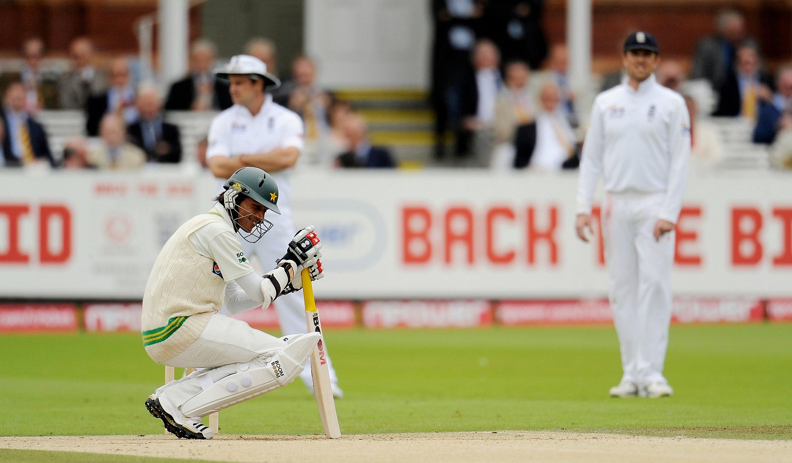 El pakistaní Mohammad Amir se prepara a batear en un momento del partido de cricket que enfrentó a su selección contra Inglaterra y que está siendo investigado por Scotland Yard.