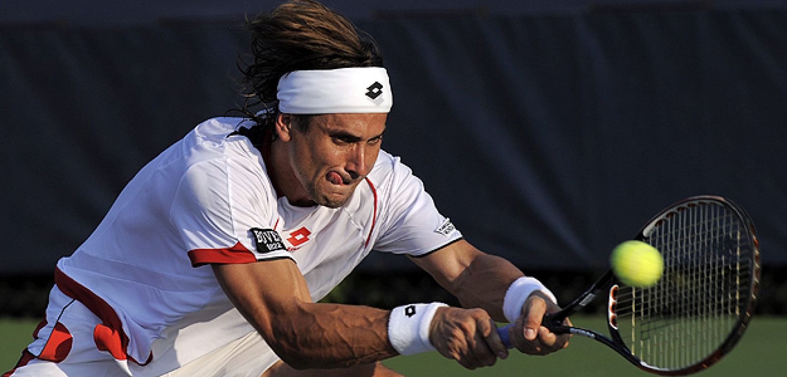 El tenista español David Ferrer responde un lanzamiento del ucraniano Alexandr Dolgopolov.