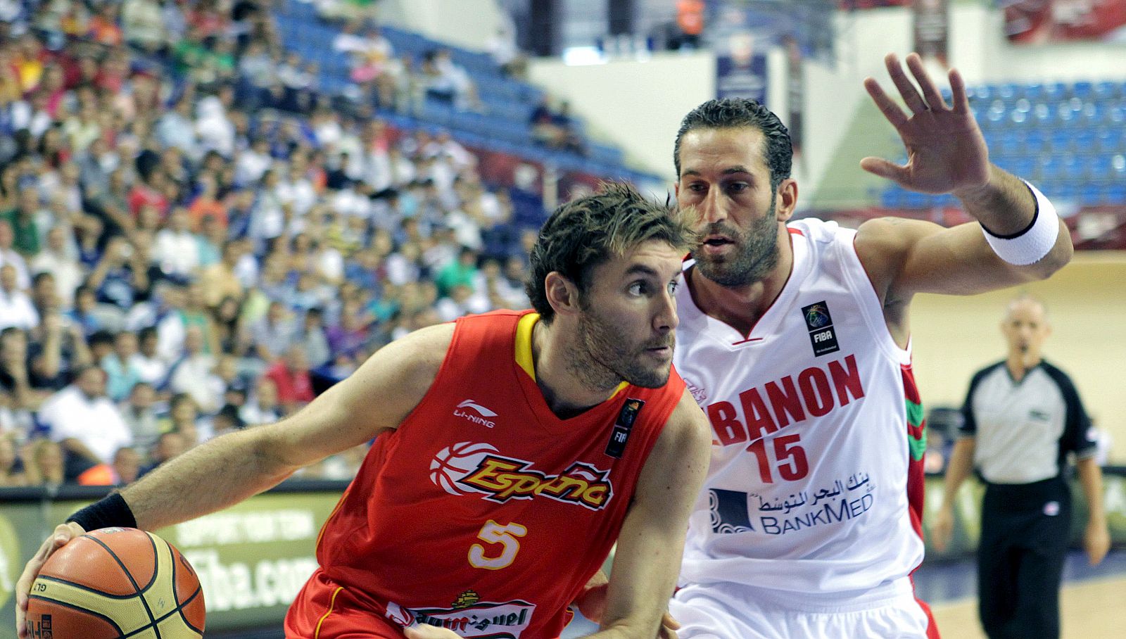 El base de la selección española de baloncesto Rudy Fernández (i) controla el balón ante el alero del Líbano Fadi El Khatib