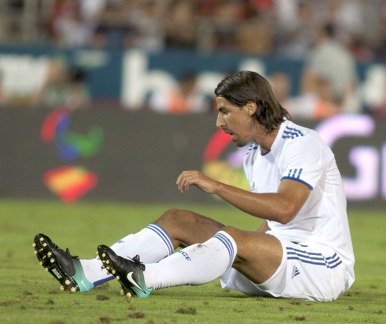 El centrocampista alemán del Real Madrid, Sami Khedira, en el suelo durante el partido frente al RCD Mallorca