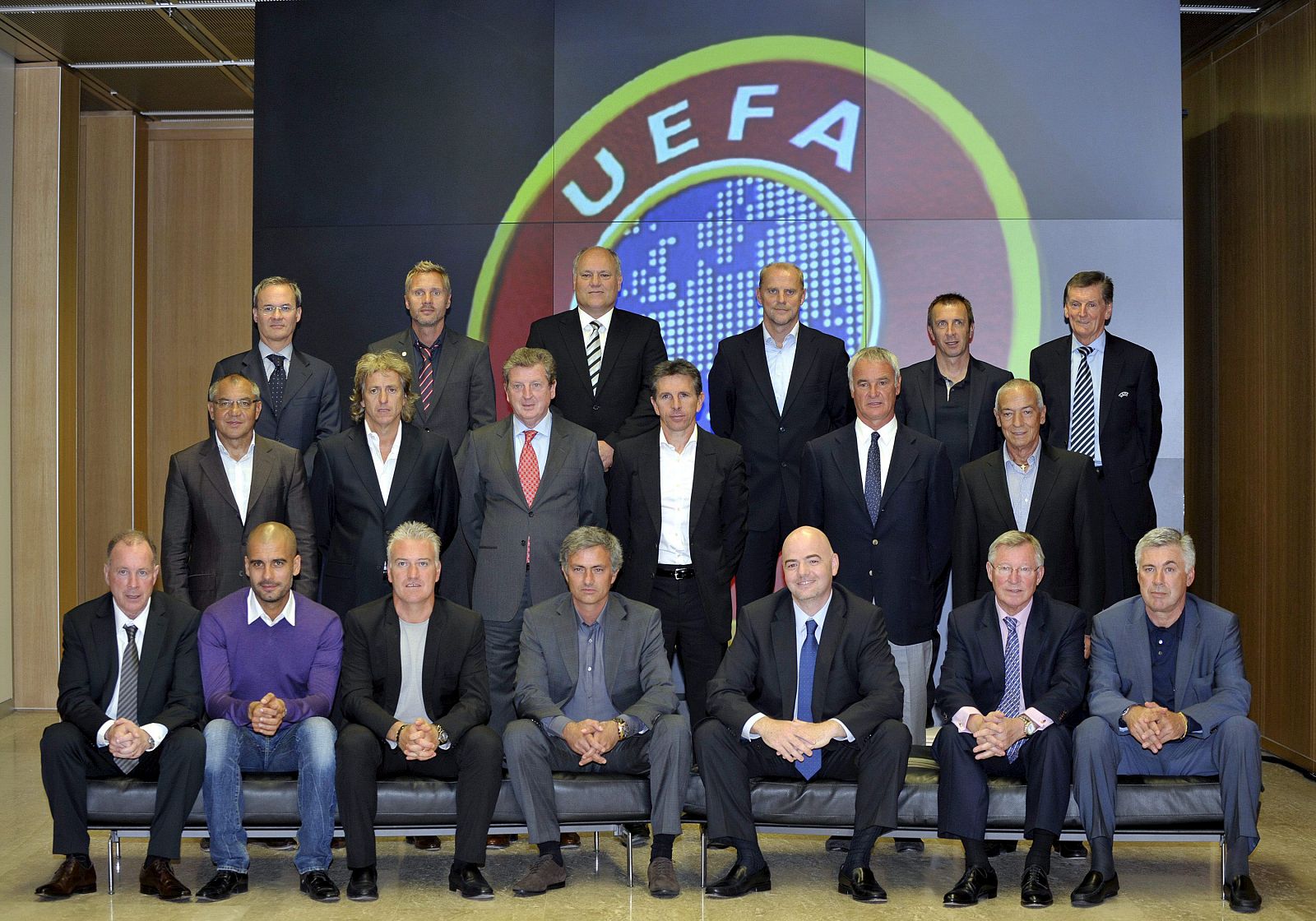 Mourinho, sentado junto a Deschamps (Olympique de Marsella) y cerca de Guardiola, en el 12 Foro de Entrenadores UEFA.