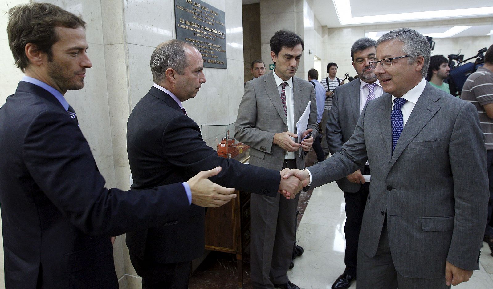 El ministro de Fomento, José Blanco, saluda a representantes del sindicato de controladores aéreos USCA, entre ellos César Cabo.