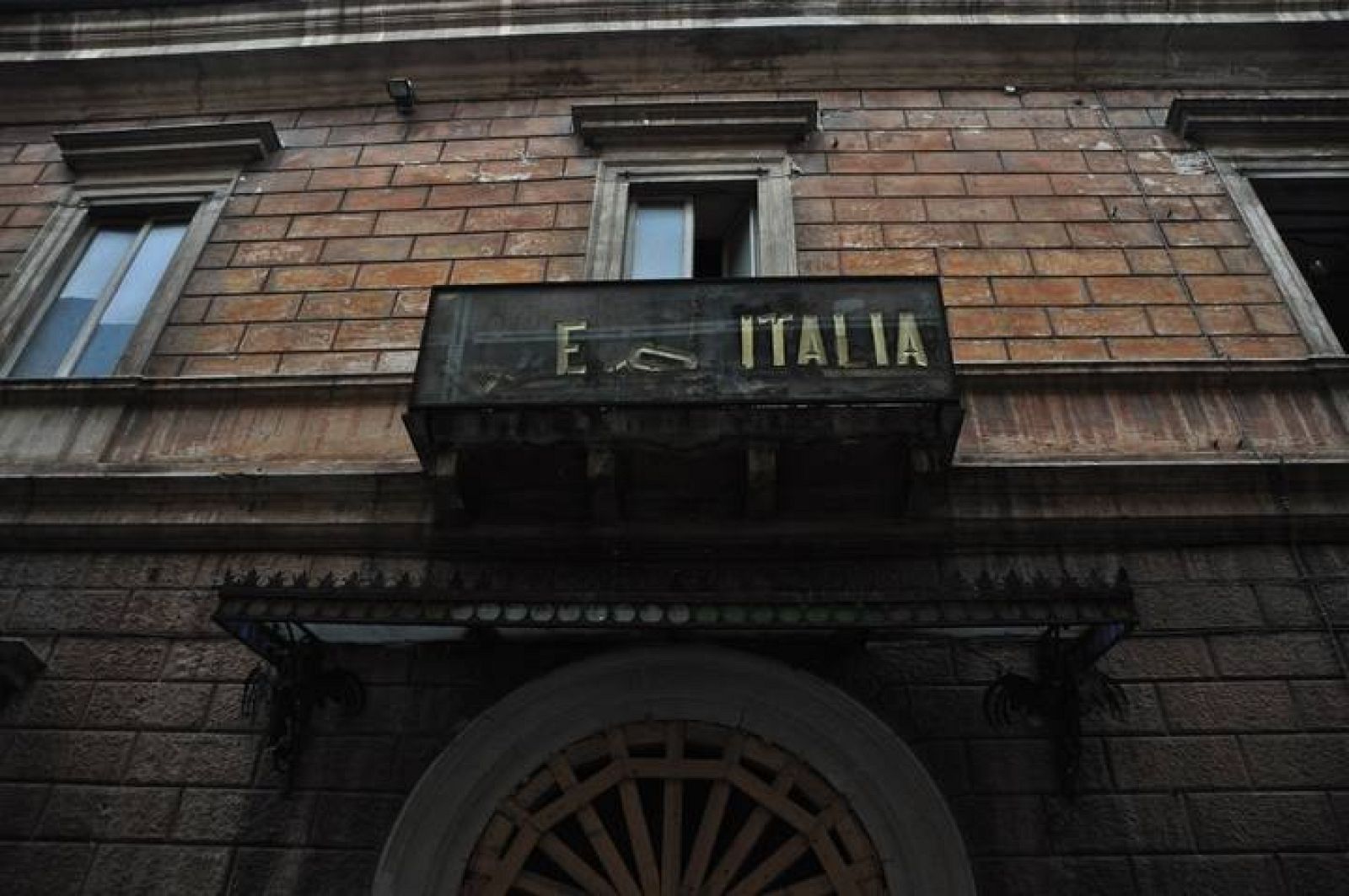 En este estado han quedado los edificios de las instituciones de L'Aquila.