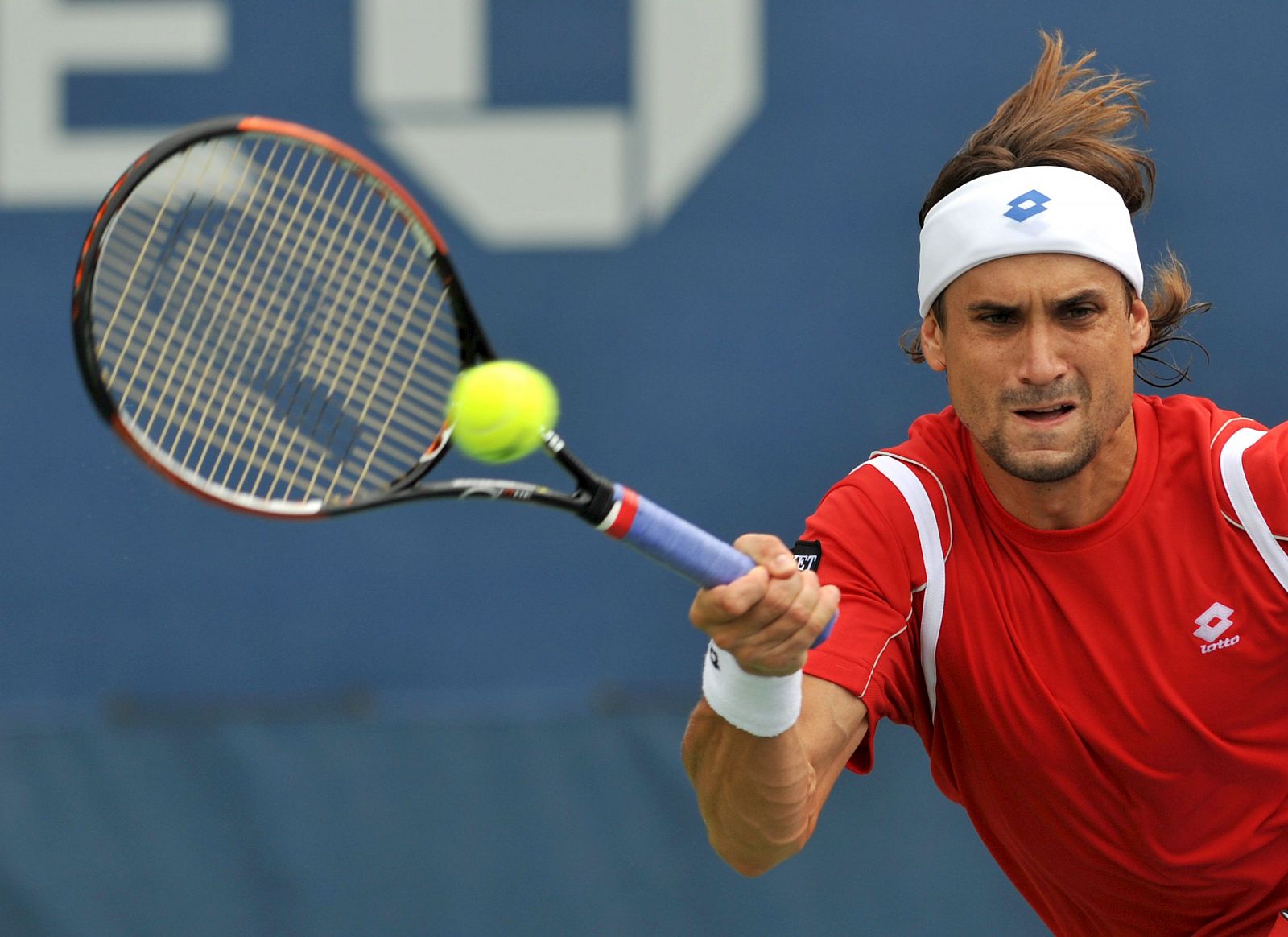 El tenista español David Ferrer devuelve la bola al alemán Benjamin Becker