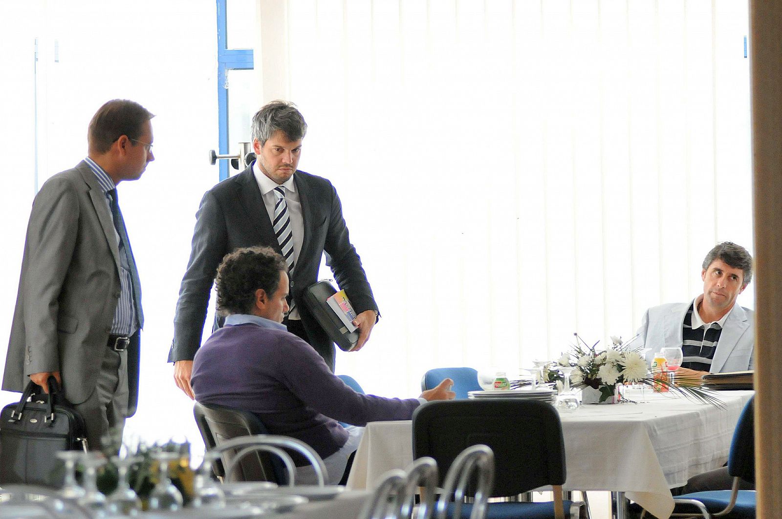 El entrenador del Vaslui, el español López Caro (dcha), su abogado Josep Vandellos (centro) y el ex ministro de justicia de Rumanía, Tudor Chiuariu (izda), se reúnen en Vaslui