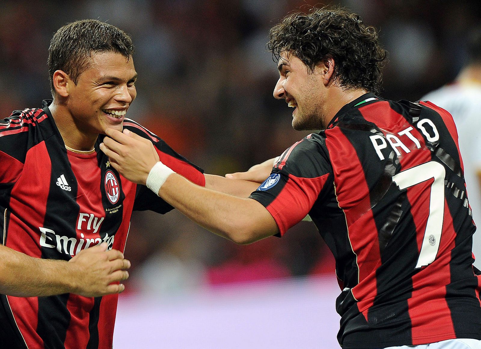 Pato celebra un gol con su compañero Thiago Silva