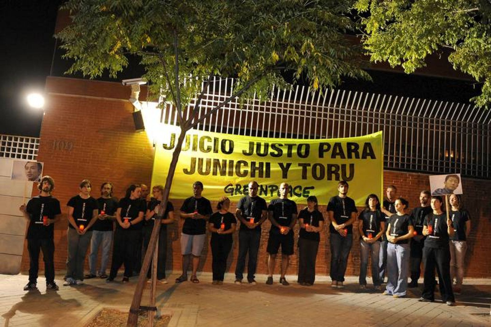 Miembros de Greenpeace se manifiestan frente a la embajada de Japón, en apoyo de Junichi Sato y Toru Suzuki