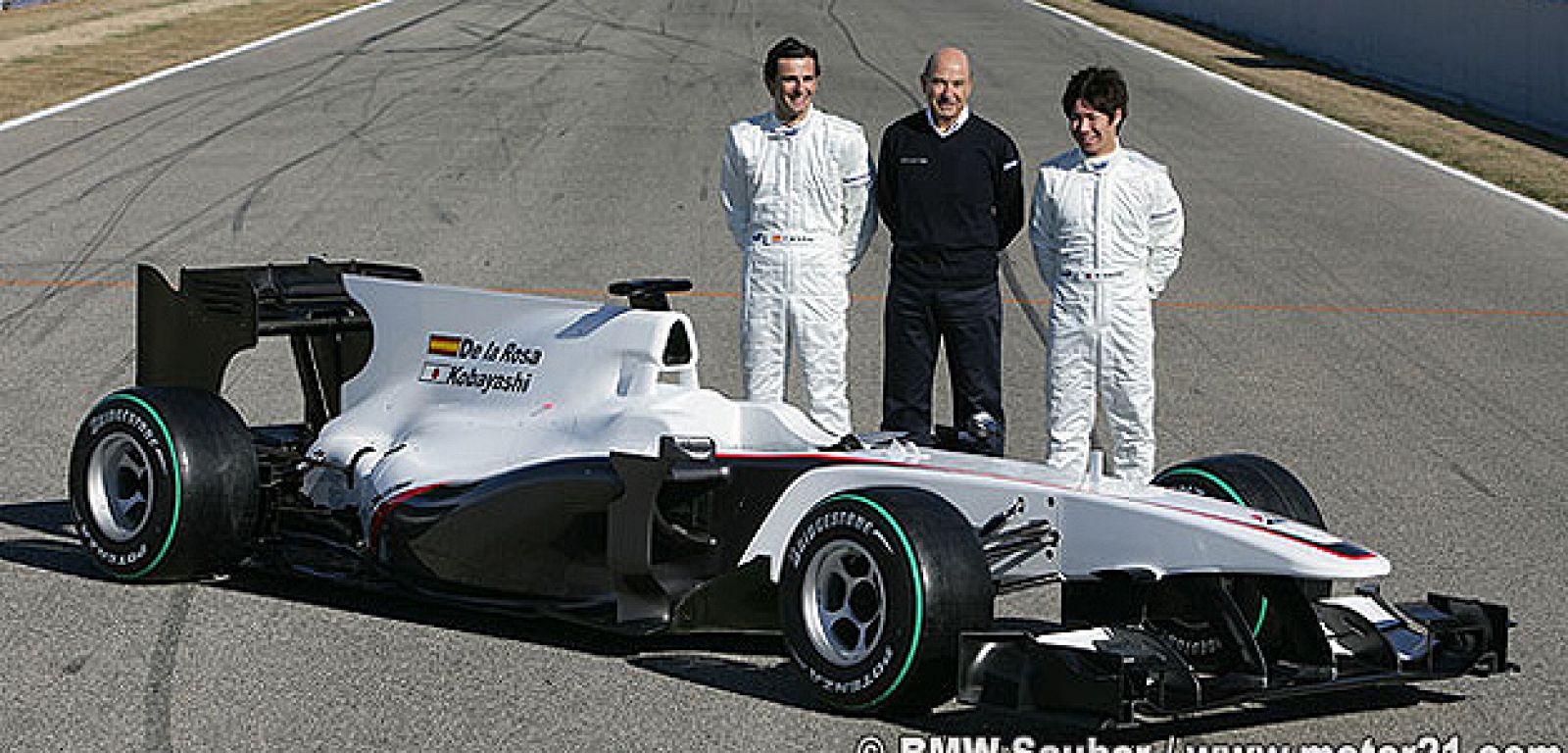 Pedro Martínez de la Rosa junto a Peter Sauber, patrón dela escudería, y su compañero, el japonés Kamui Kobayashi, durante la presentación del monoplaza suizo (C29) en el circuito valenciano de Cheste.