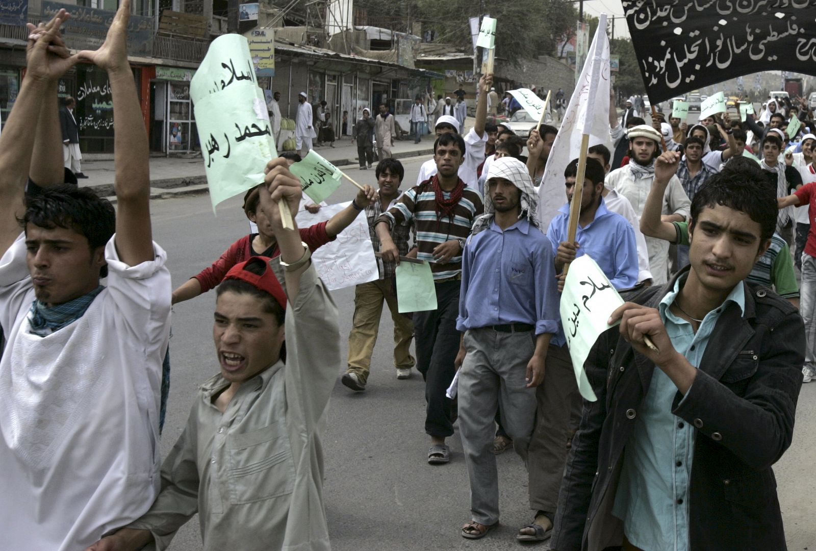 Jóvenes afganos, en protesta contra la quema del Corán.