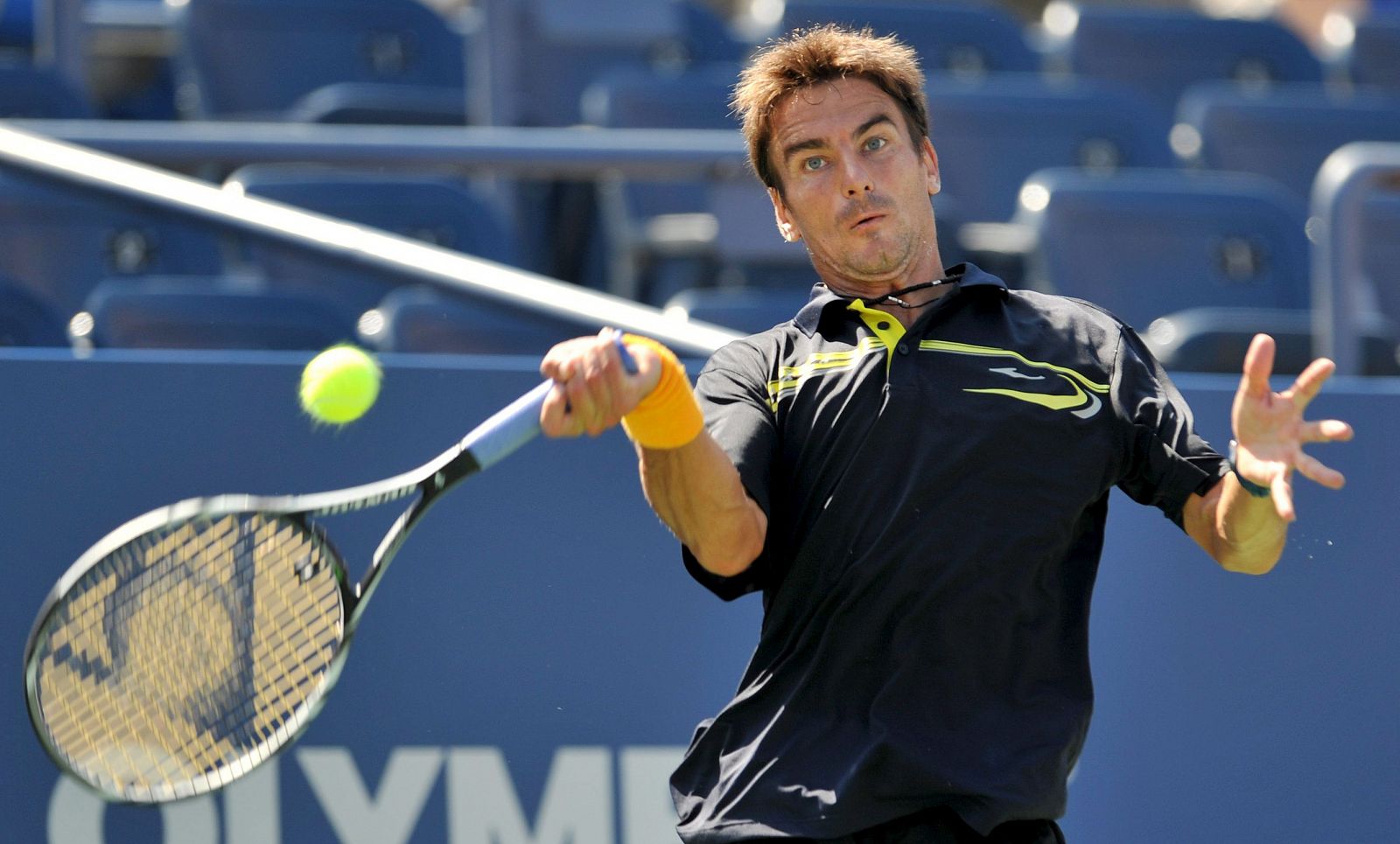 El español Tommy Robredo devuelve la pelota al ruso Mikhail Youzhny