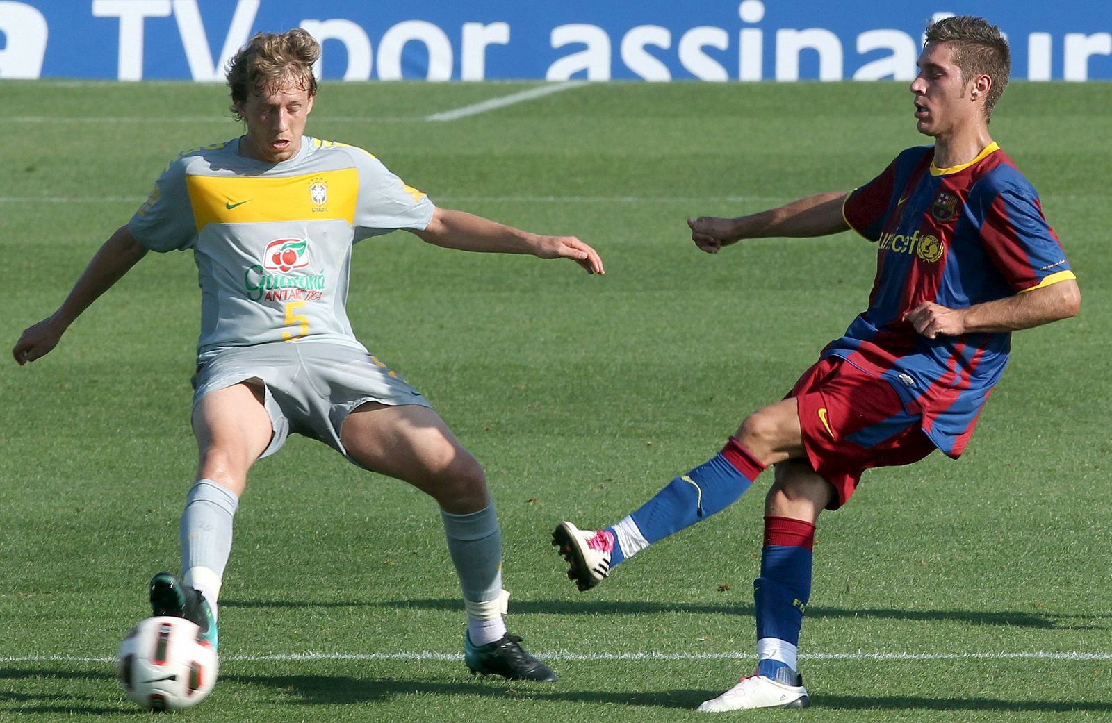 El jugador brasileño Lucas disputa un balón con el azulgrana Marti Riverola.