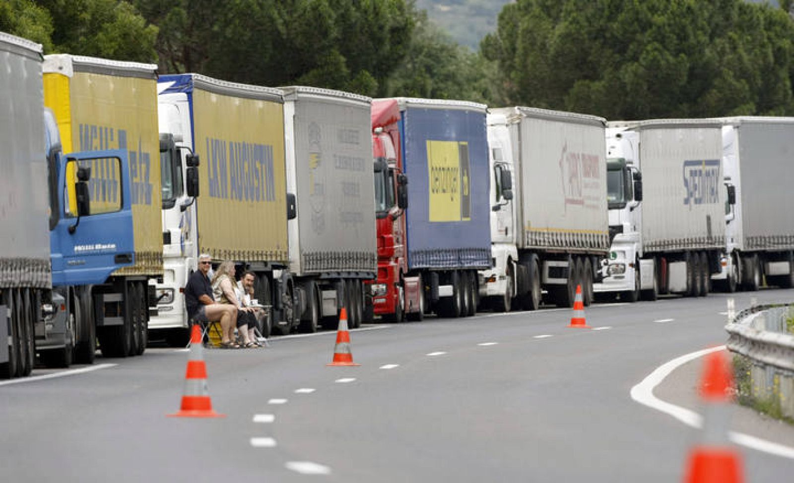 Truck drivers block 'La Jonquera' border between Spain and France