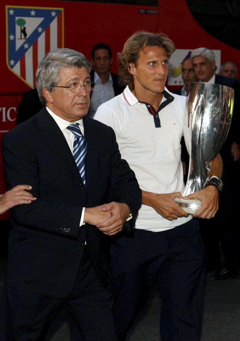 El presidente y el delantero uruguayo del Atlético de Madrid, Enrique Cerezo y Diego Forlán, con la Supercopa de Europa recién ganada.