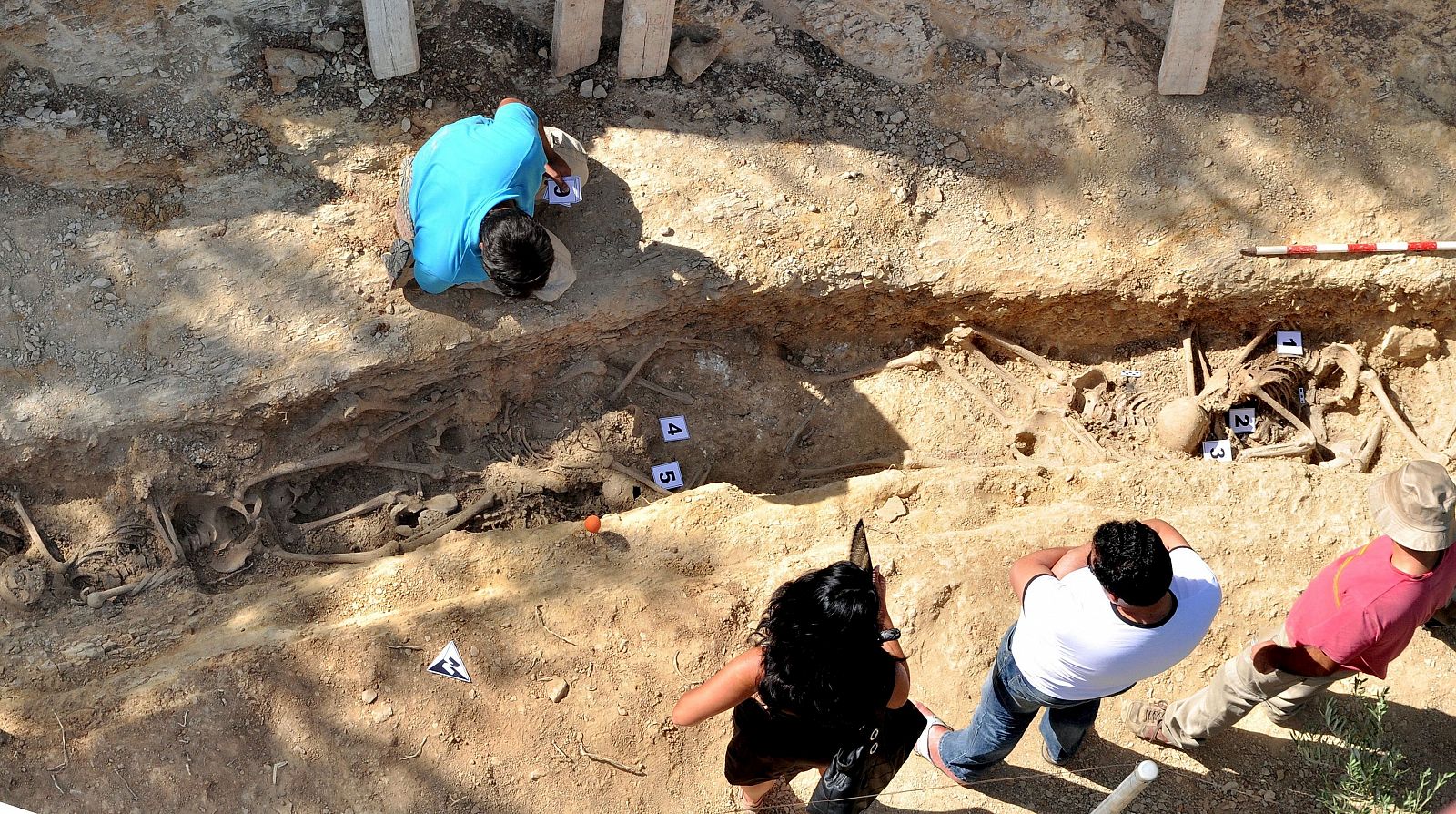 Además de los cuerpos, encontraron objetos personales de los 16 hombres y dos mujeres.