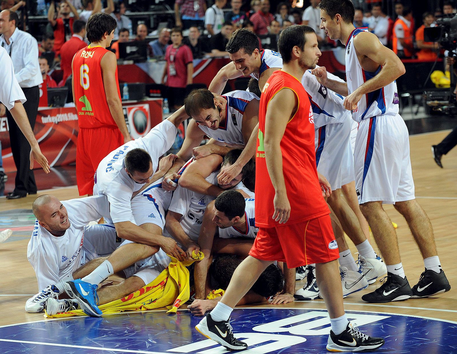 Serbia ha dejado fuera a toda una campeona del mundo, España, en un gran partido resuelto en los últimos segundos (92-89).