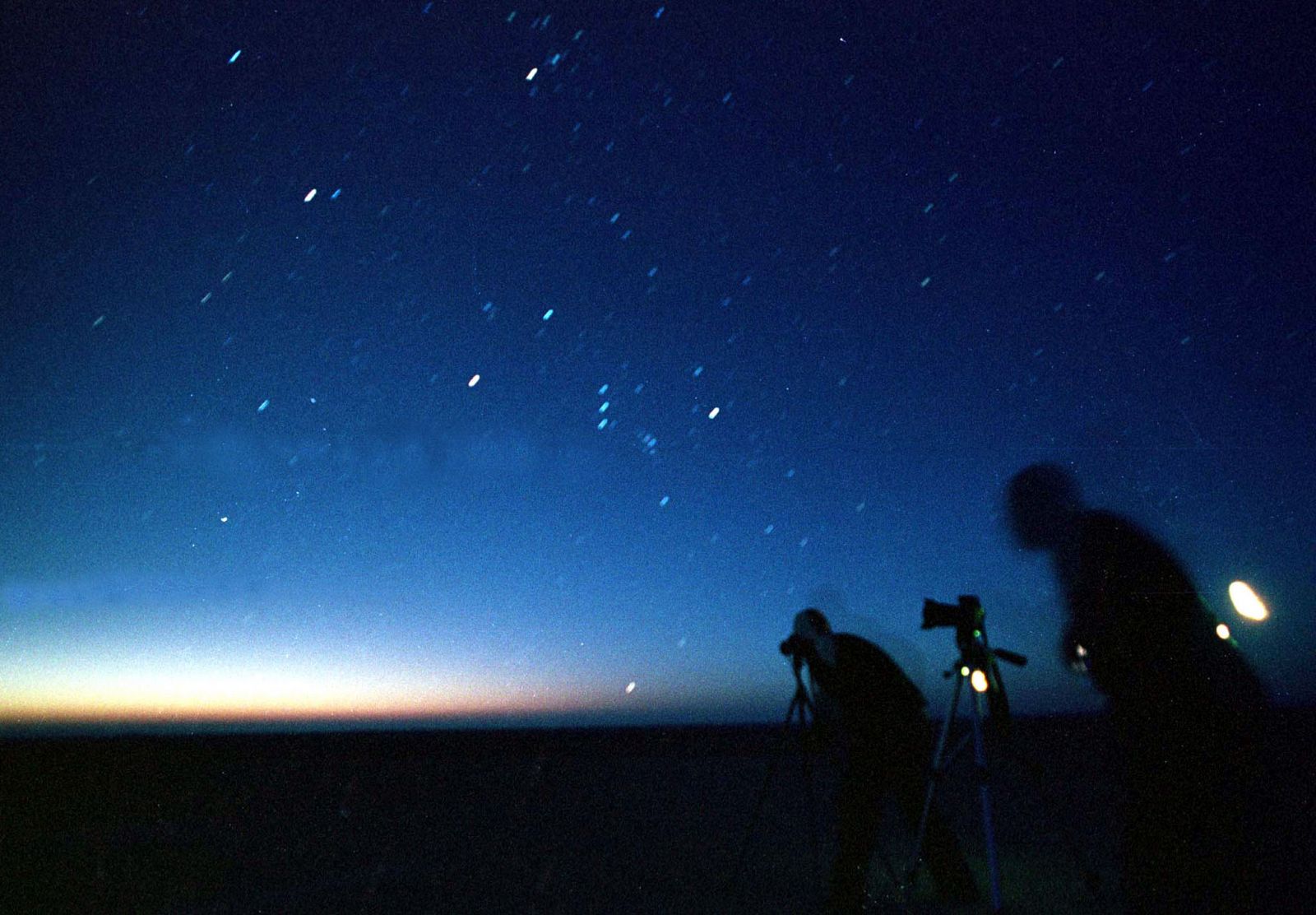 Fotógrafos haciendo fotos del cielo nocturno