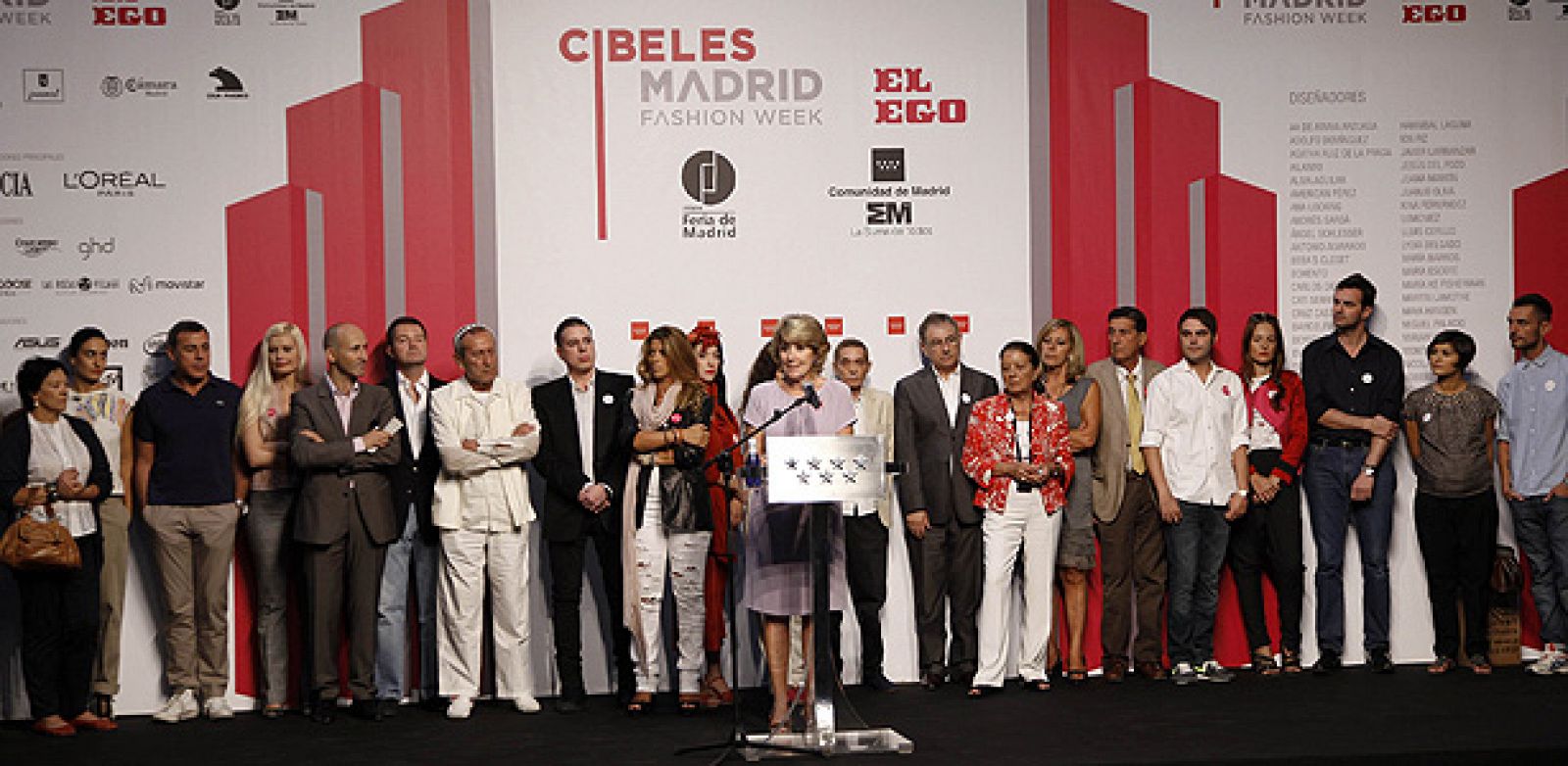 Esperanza Aguirre rodeada de algunos diseñadores y responsables de la Cibeles Fashion Week, durante la presentación de la pasarela madrileña.