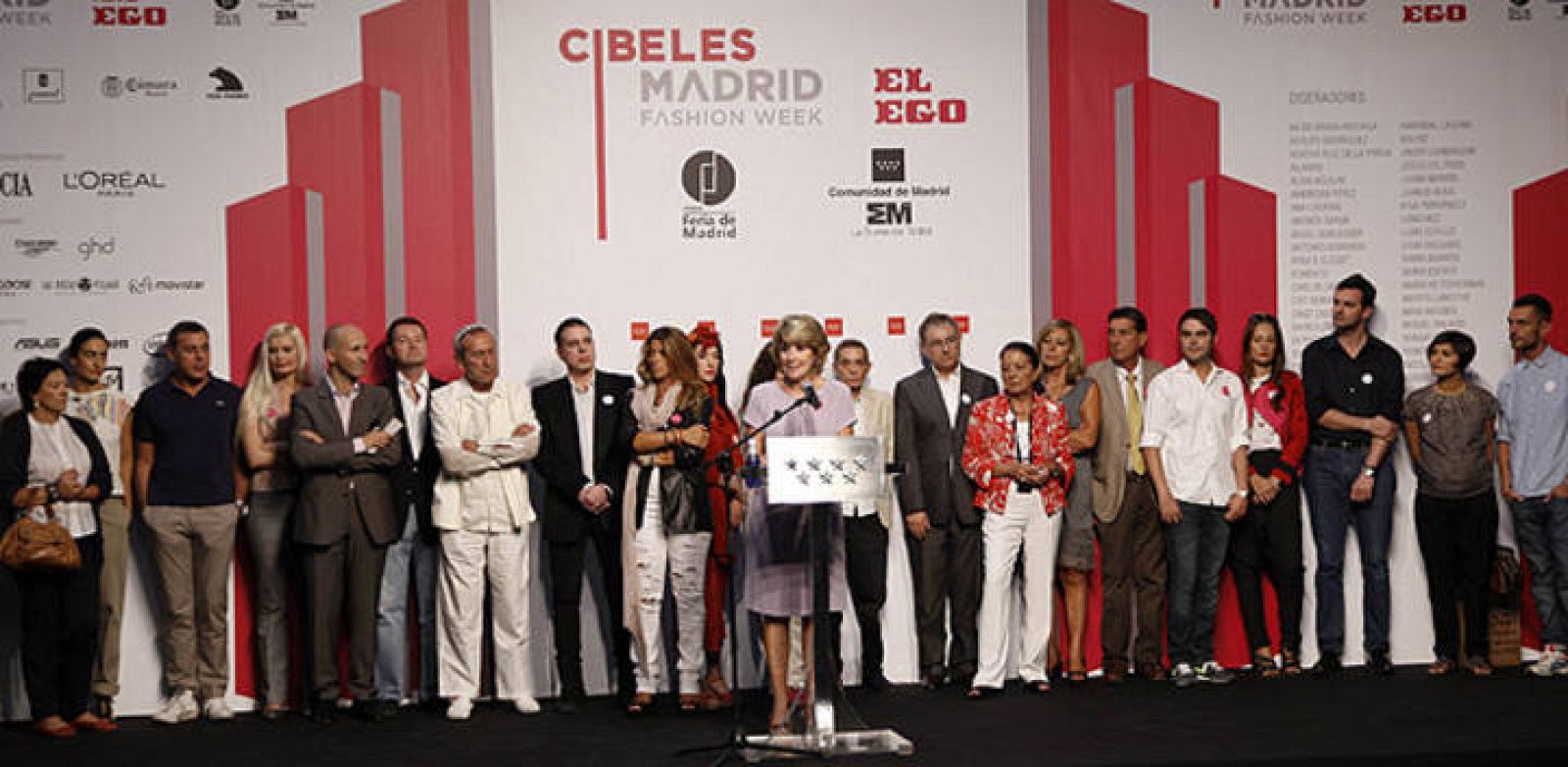   Esperanza Aguirre rodeada de algunos diseñadores y responsables de la Cibeles Fashion Week, durante la presentación de la pasarela madrileña.