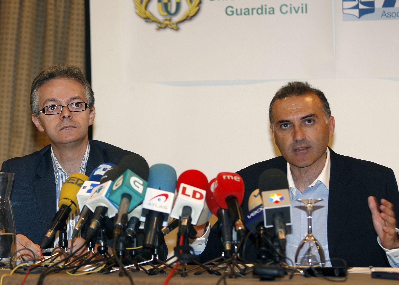 Francisco García (i), presidente de la Unión de Oficiales de la Guardia Civil, y Alberto Moya , secretario general de AUGC