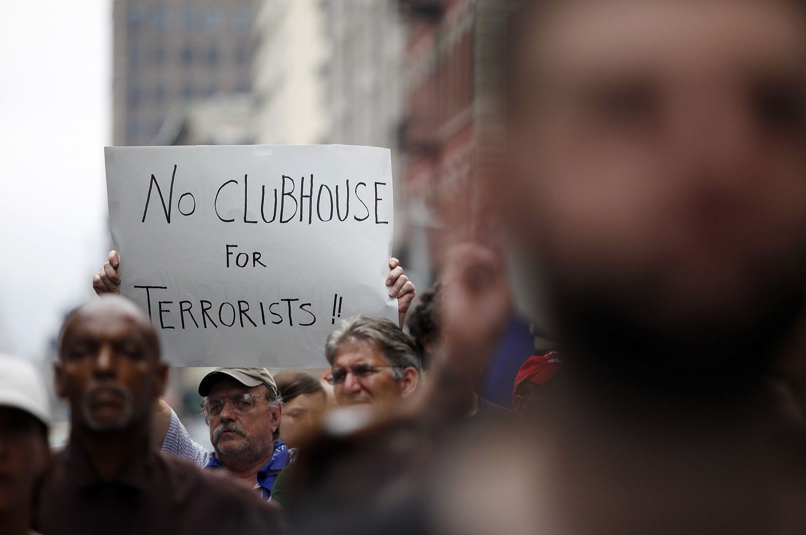 Un hombre sujeta una pancarta en contra de la mezquita en World Trade Center
