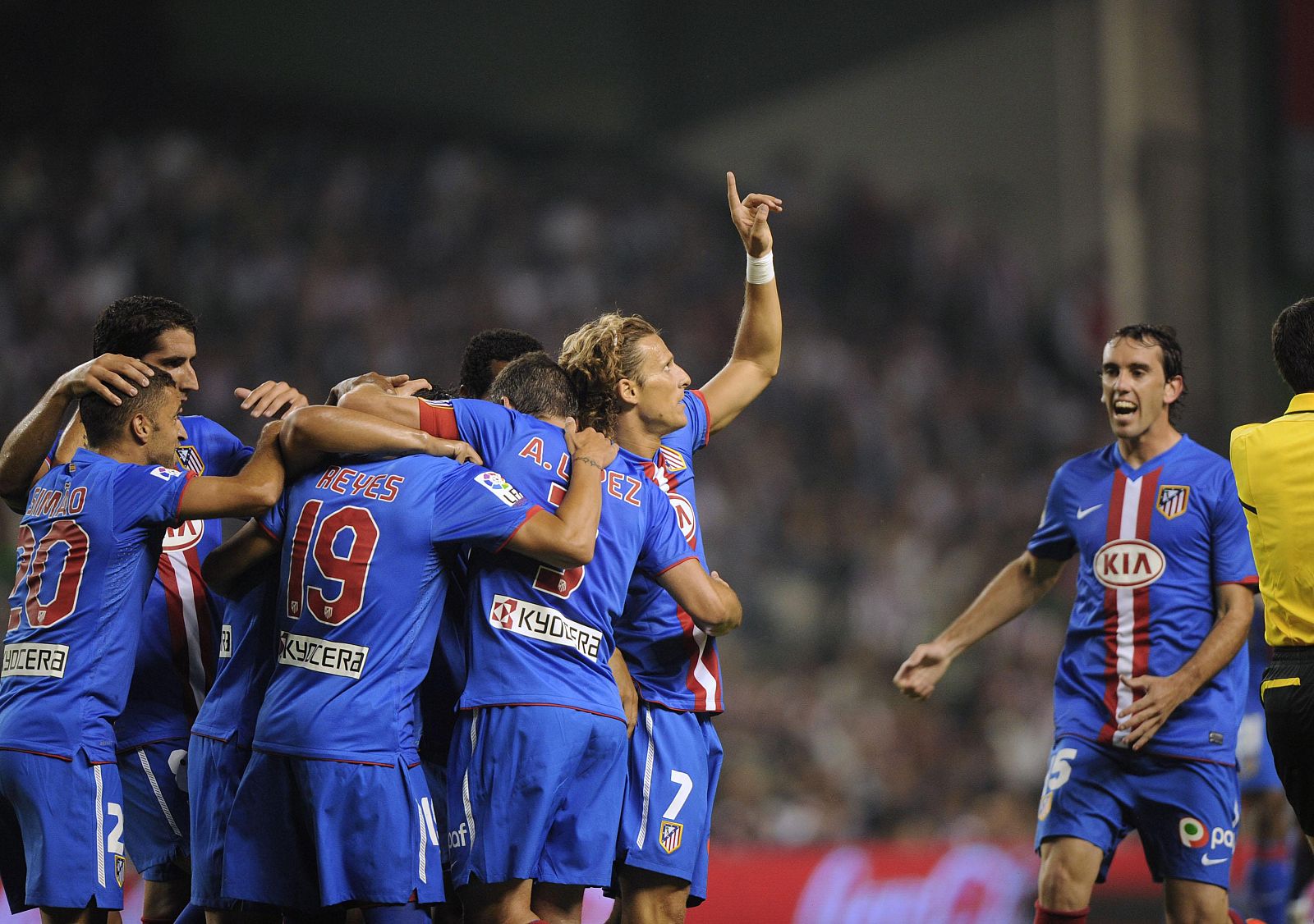 Diego Forlán celebra su gol ante el Athletic de Bilbao, el primero del partido.