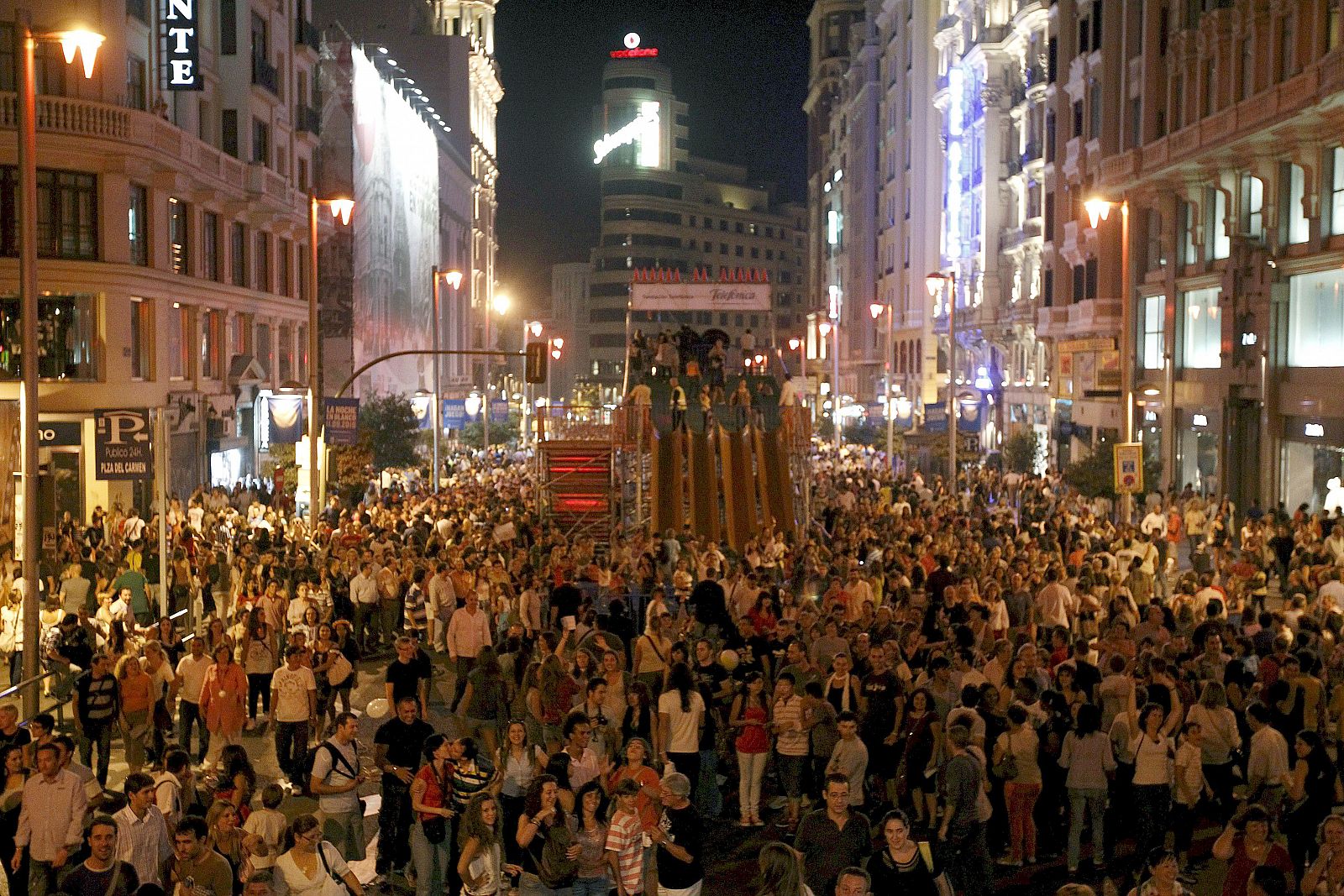 Imagen de la Calle de Gran Via de Madrid, durante la quinta edición de La Noche en Blanco que se celebra en la capital madrileña.