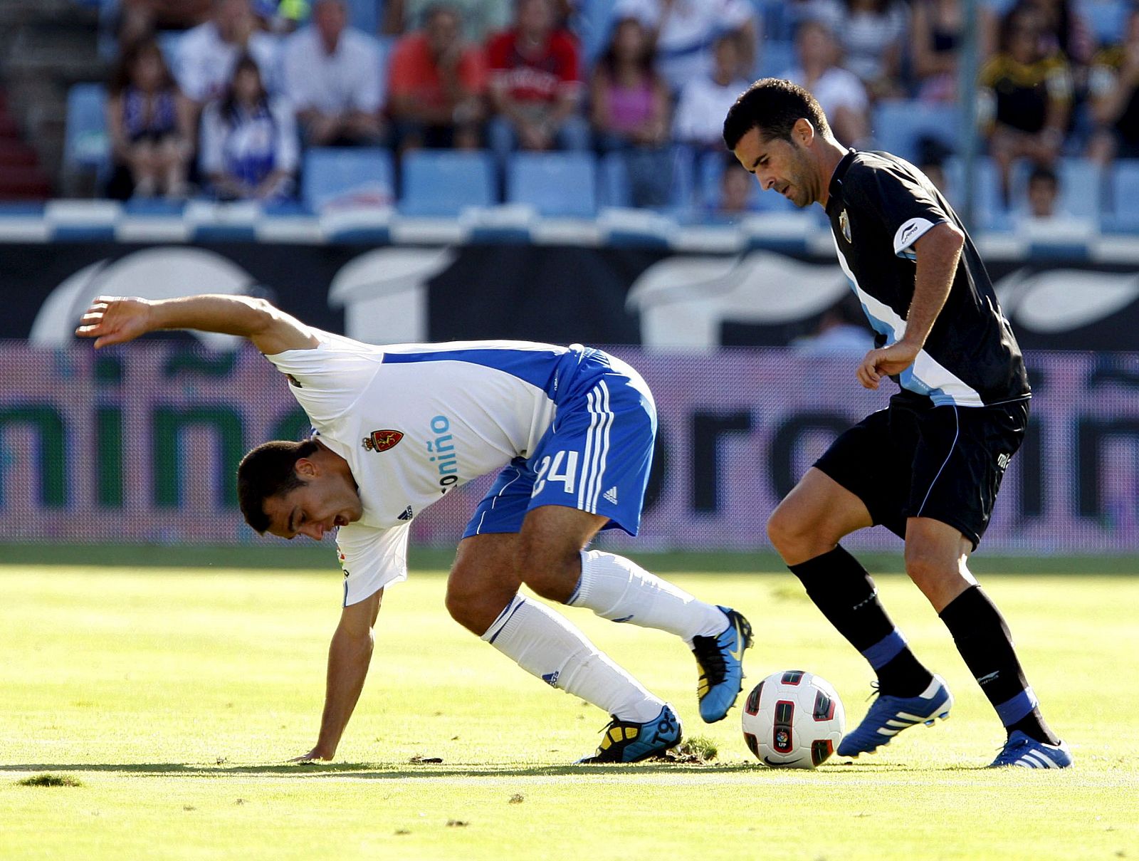 El centrocampista del Málaga Fernando (d), lucha un balón ante el defensa serbio del Real Zaragoza Ivan Obradovic.