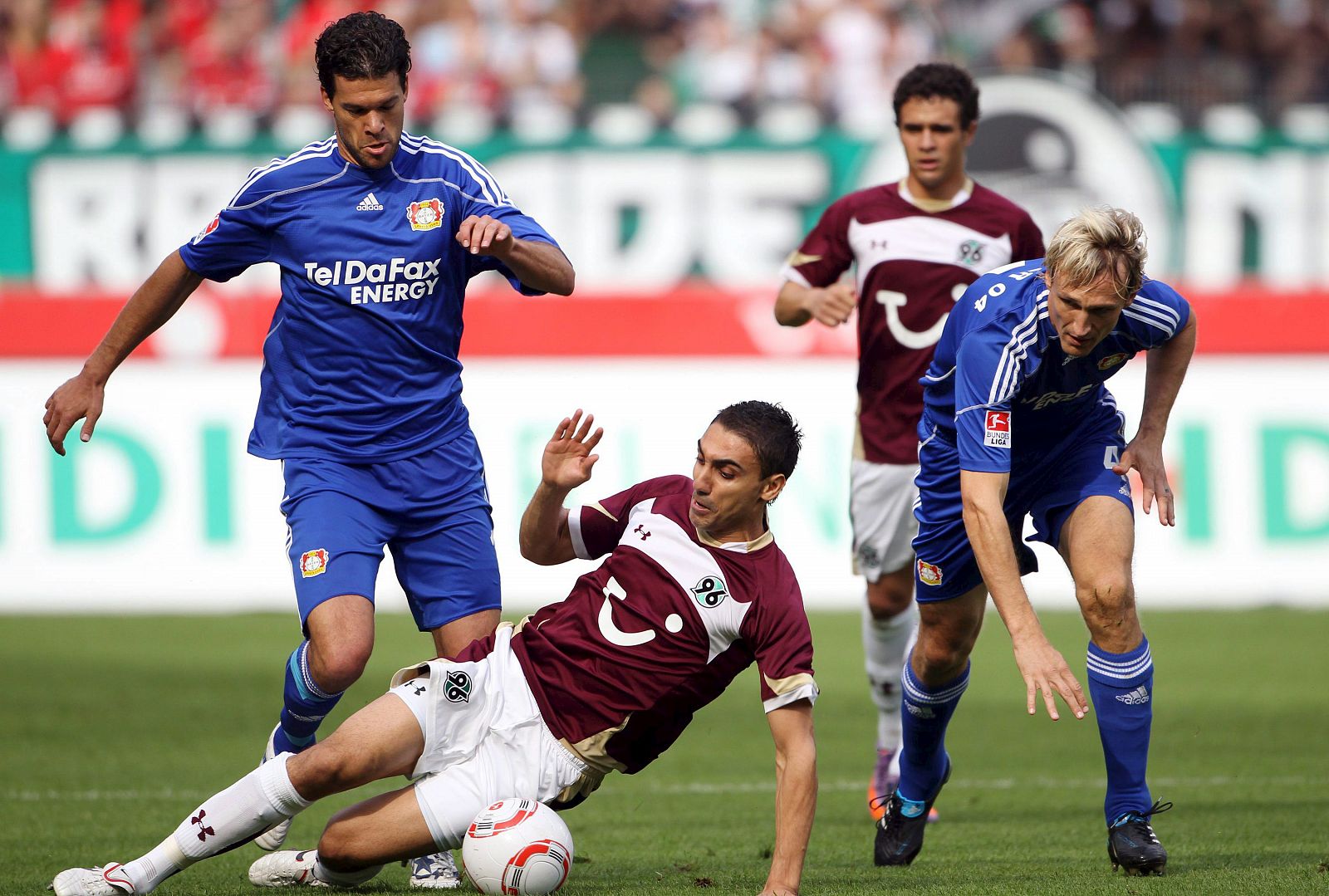 Michael Ballack, del Leverkusen, pelea por el balón, ante la mirada de Sami Hyypiae (d), del Leverkusen, durante el partido de la bundesliga alemana entre el Hannover 96 y el Bayer Leverkusen.