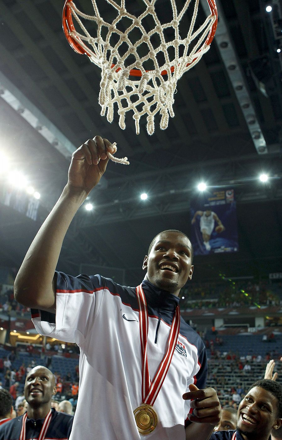 Kevin Durant, con un trozo de la red después de proclamarse campeón del mundo de baloncesto con Estados Unidos.