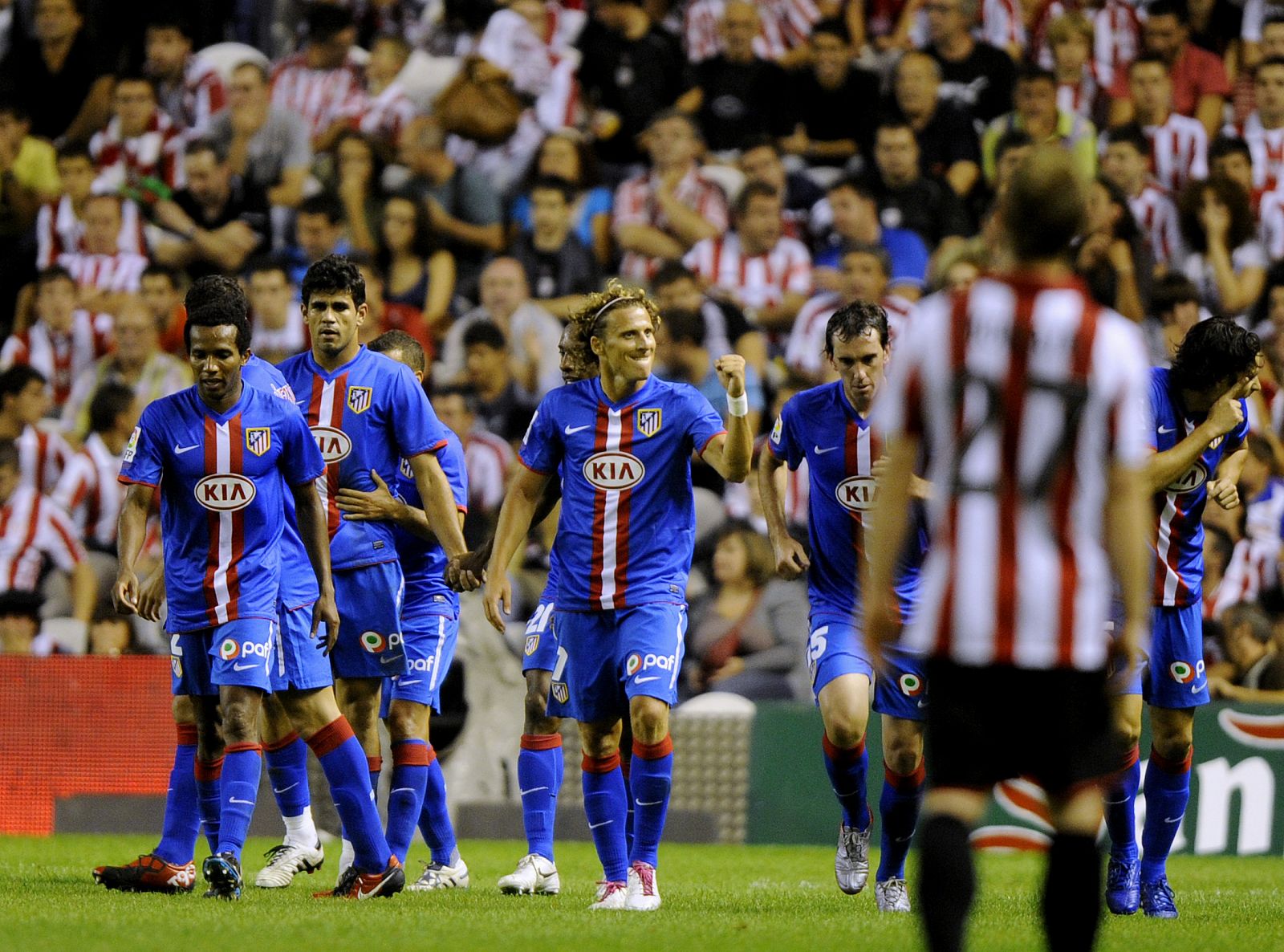 Forlan celebra uno de los goles rojiblancos en San Mamés y su liderato en la tabla clasificatoria.