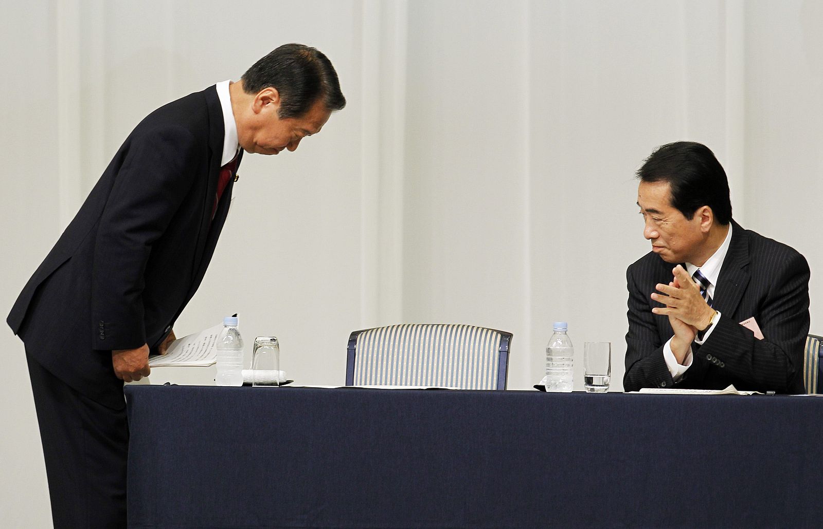 El diputado Ichiro Ozawa hace una reverencia al primer ministro nipón Naoto Kan tras perder su candidatura a la presidencia del Partido Democrático.