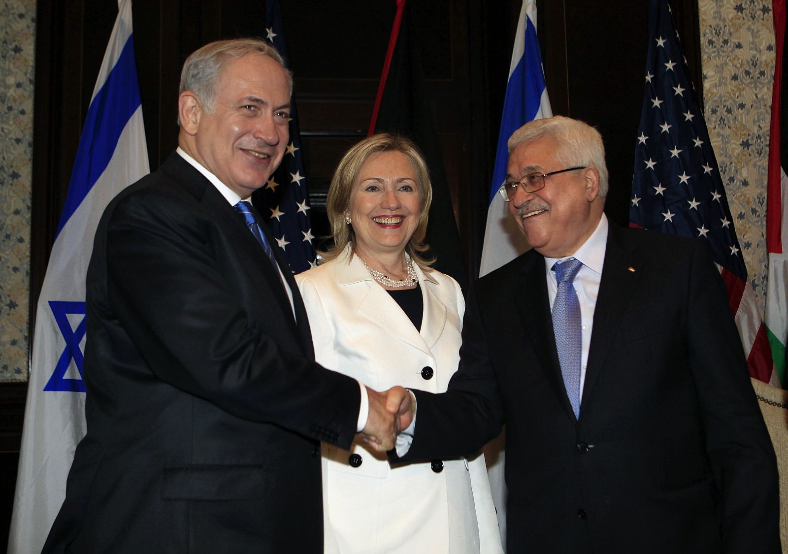 Clinton, con Abás y Netanyahu, en Sham el-Sheij.