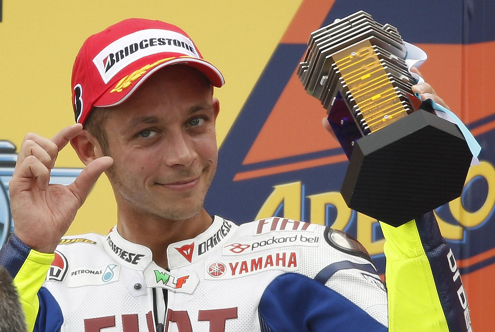 Rossi gesticula en el podio del GP de San Marino, en el circuito de Misano.
