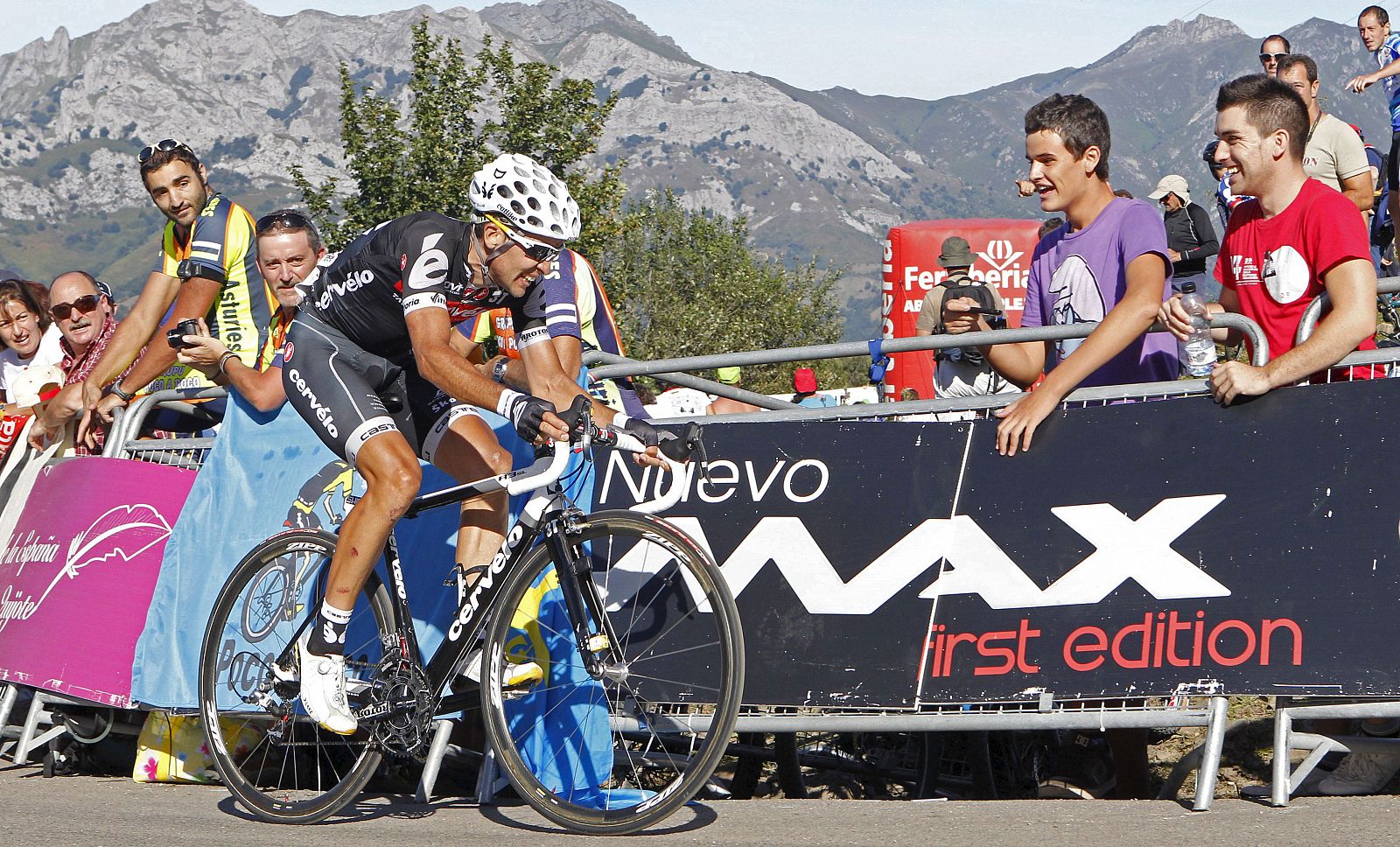 El corredor español del Cervélo Carlos Sastre, en los últimos metros de la decimosexta etapa de la Vuelta Ciclista España 2010