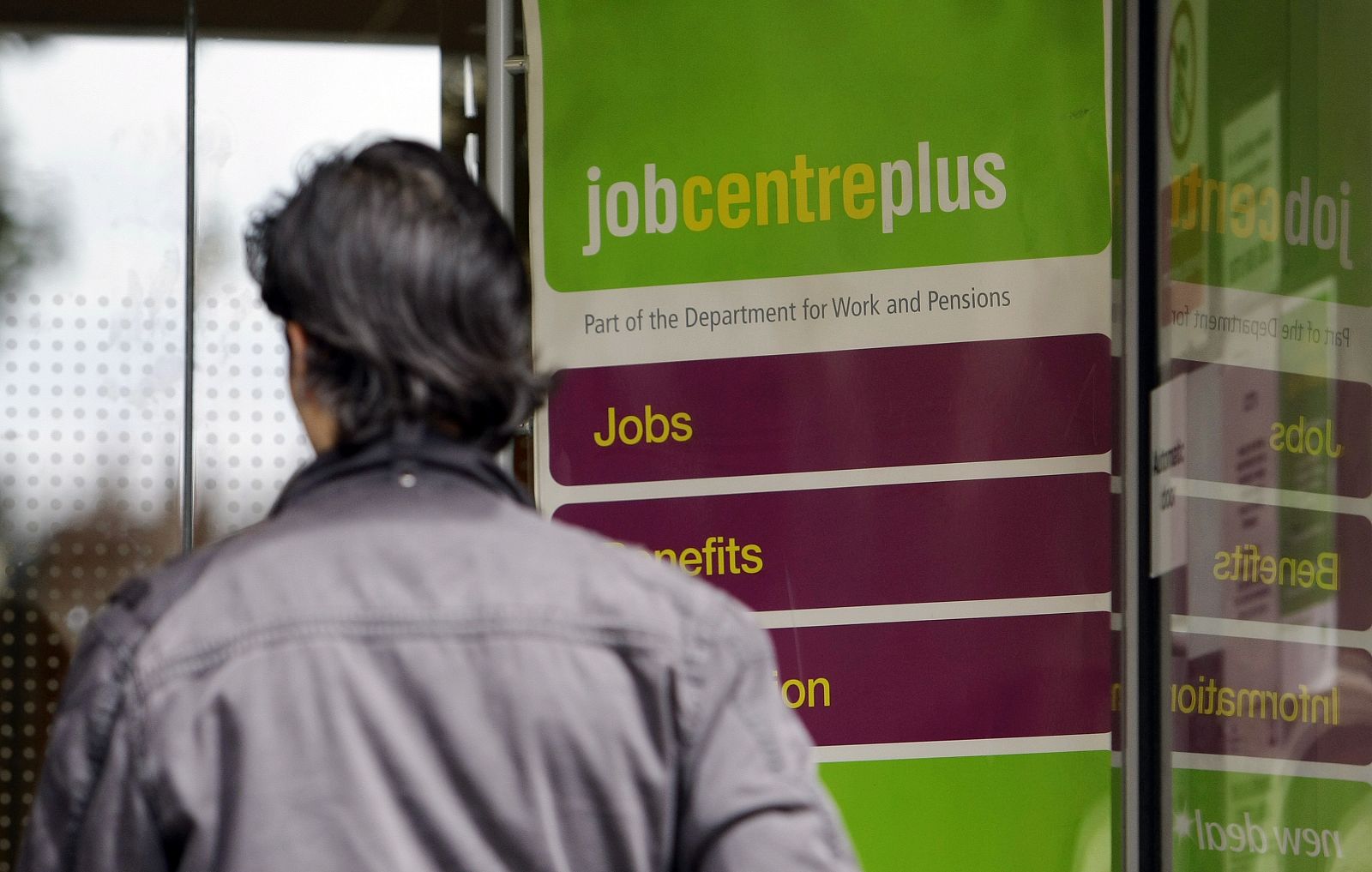 Un hombre entra en una oficina del empleo en Londres