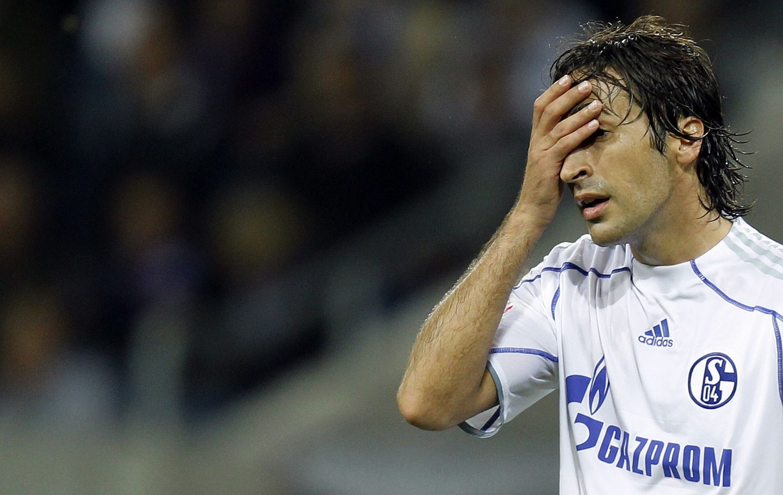 Raúl jugó su primer partido en la Champions con una camiseta distinta a la del Real Madrid.