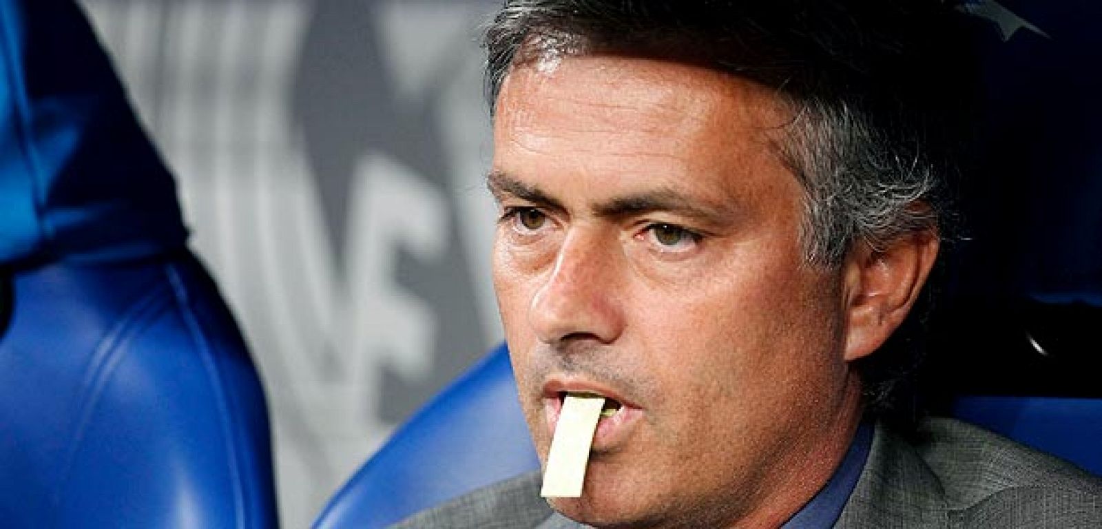 El entrenador del Real Madrid, José Mourinho, comiendo chicle en el banquillo del Bernabéu.