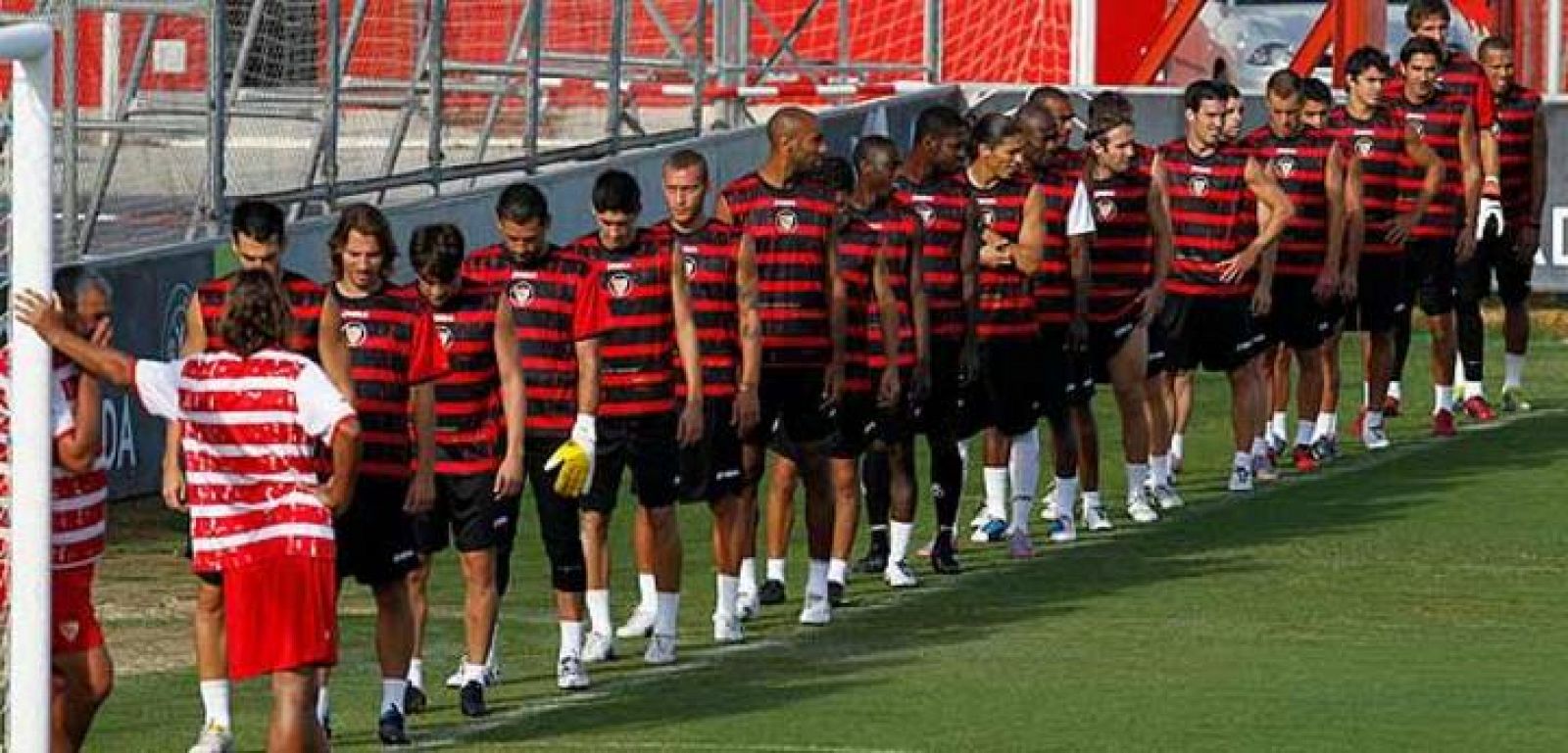 Los jugadores del Sevilla FC durante el entrenamiento previo al partido que mañana les enfrenta al Paris Saint-Germain en la fase de grupos de la Liga de Europa.   